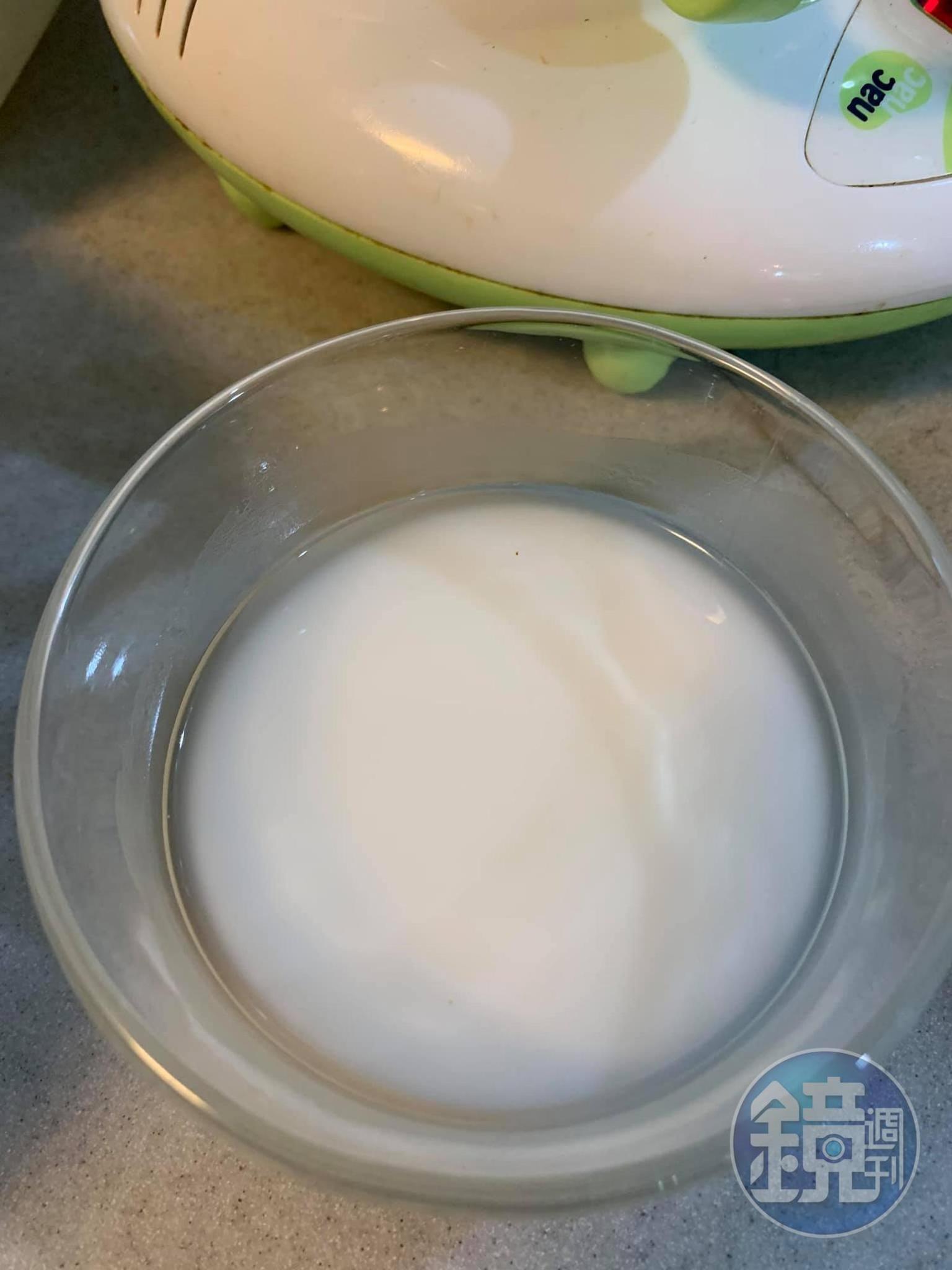 在鮮奶中倒入太白粉水拌勻。