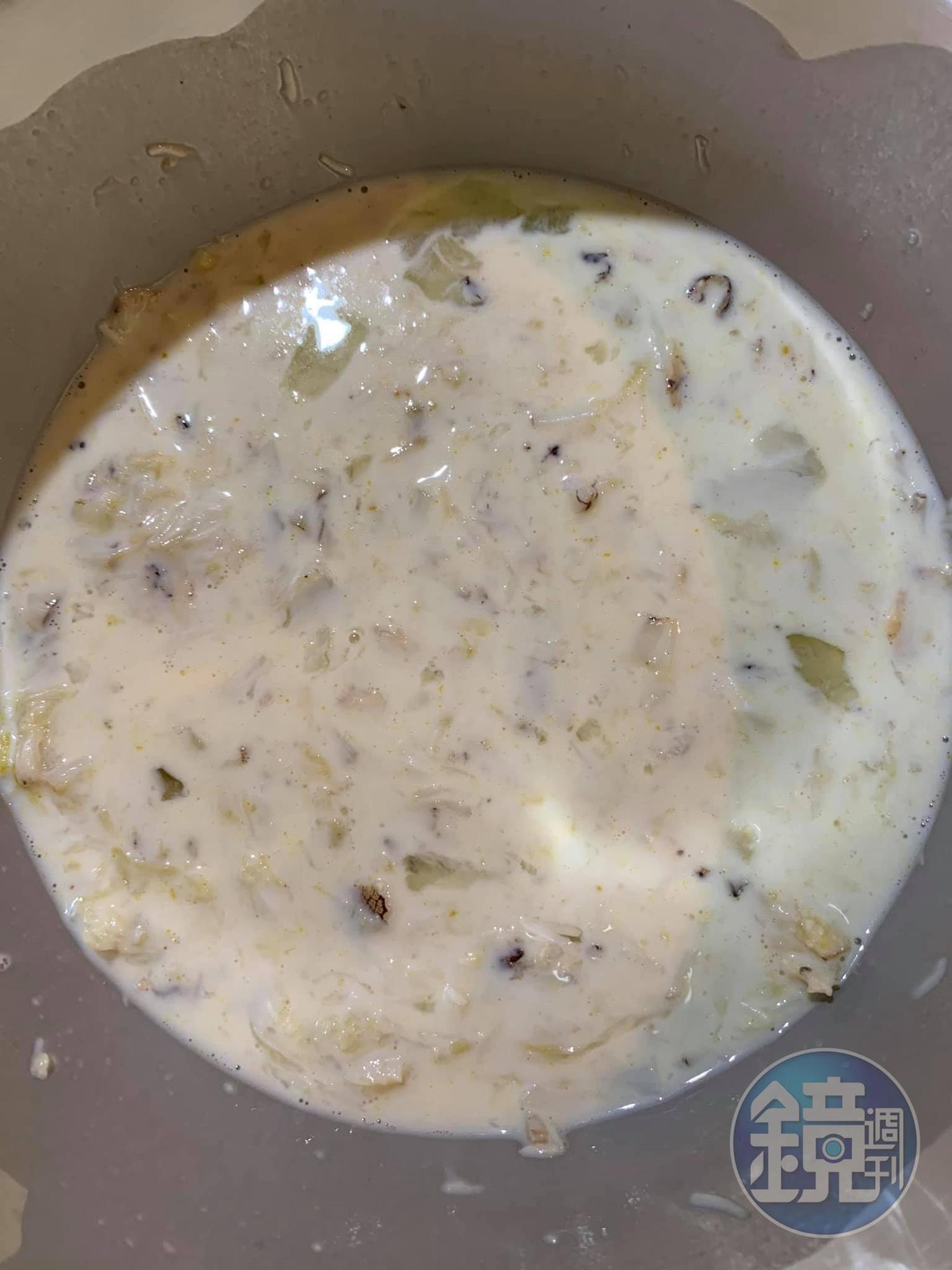 將蟹肉放入,加一匙鹽。