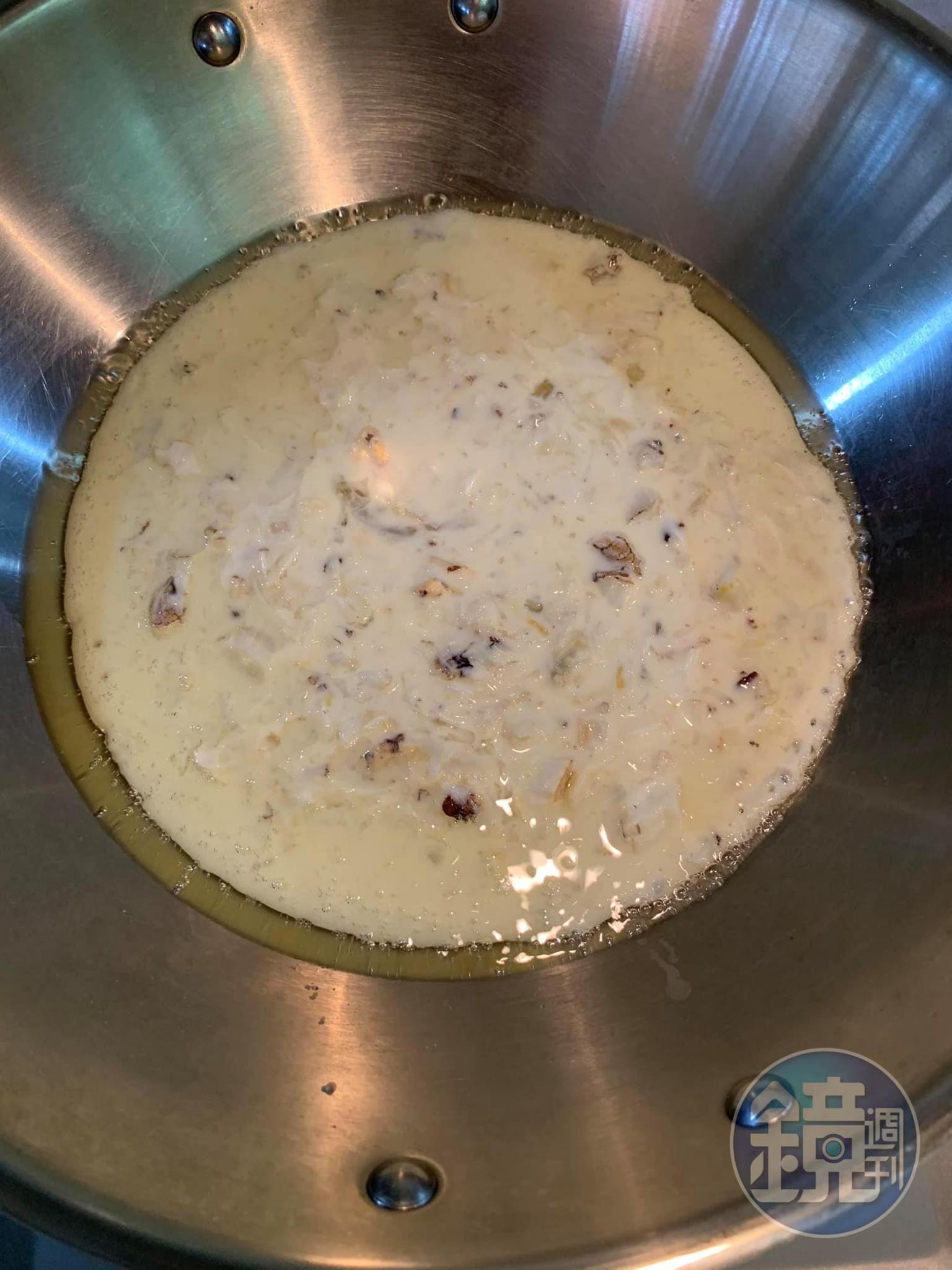 將奶液入鍋開始炒。