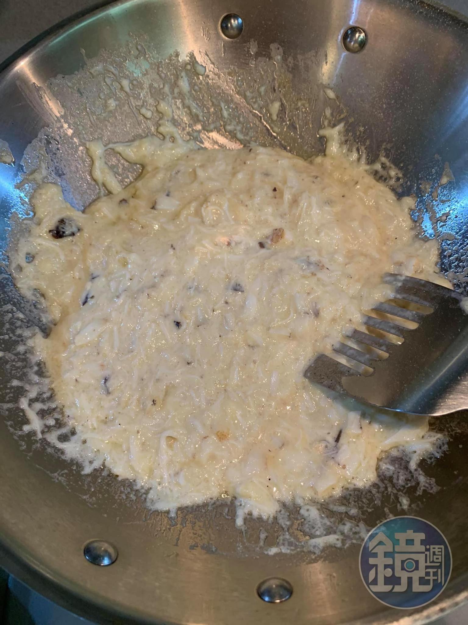 順同一方向拌炒。