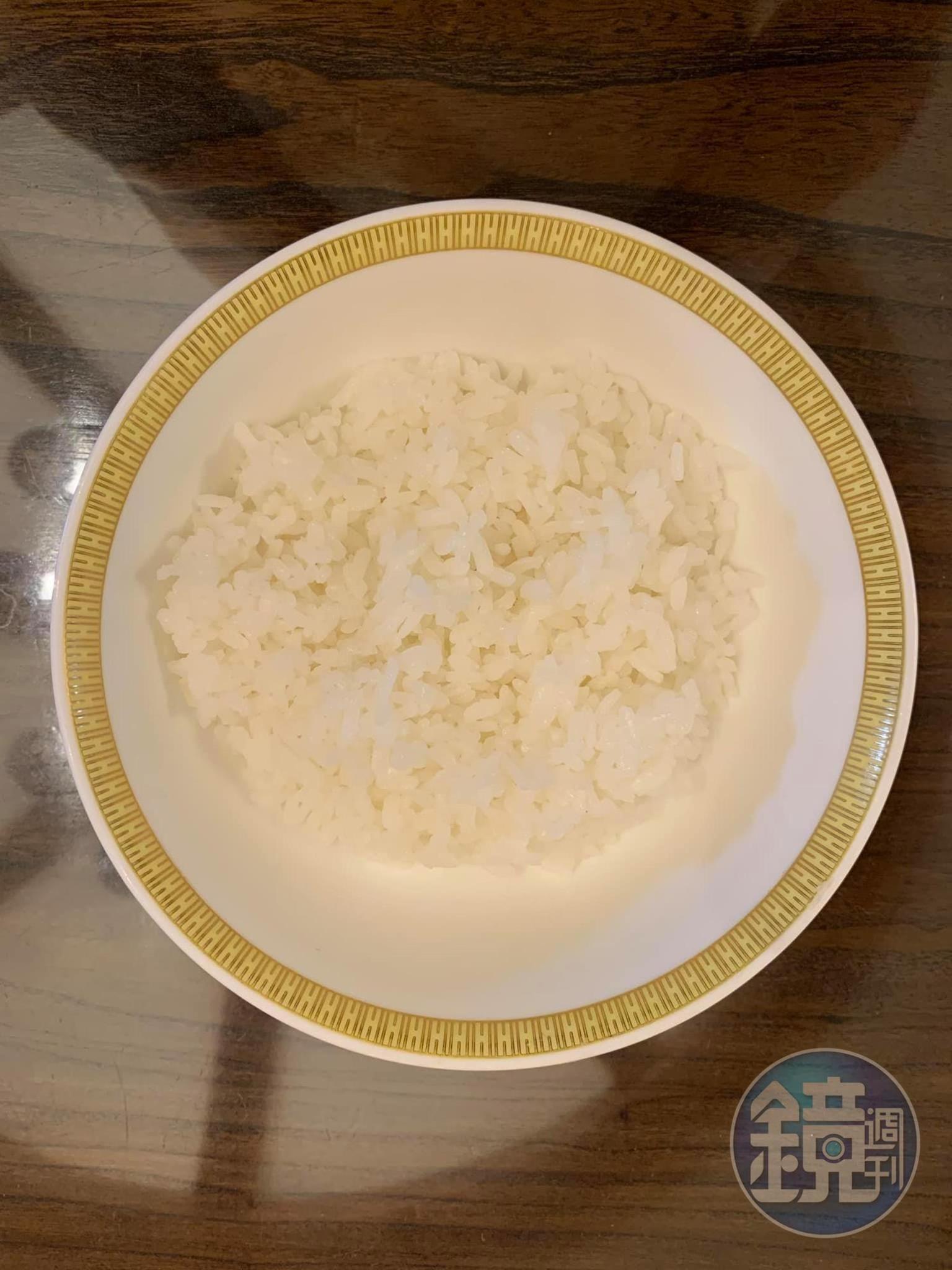 先裝好白飯。