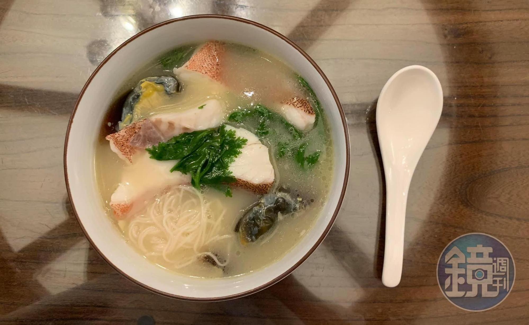 這道菜是從「喆園」新菜「七星斑皮蛋香菜湯」得到靈感,但多加了屏東的日曬麵線。