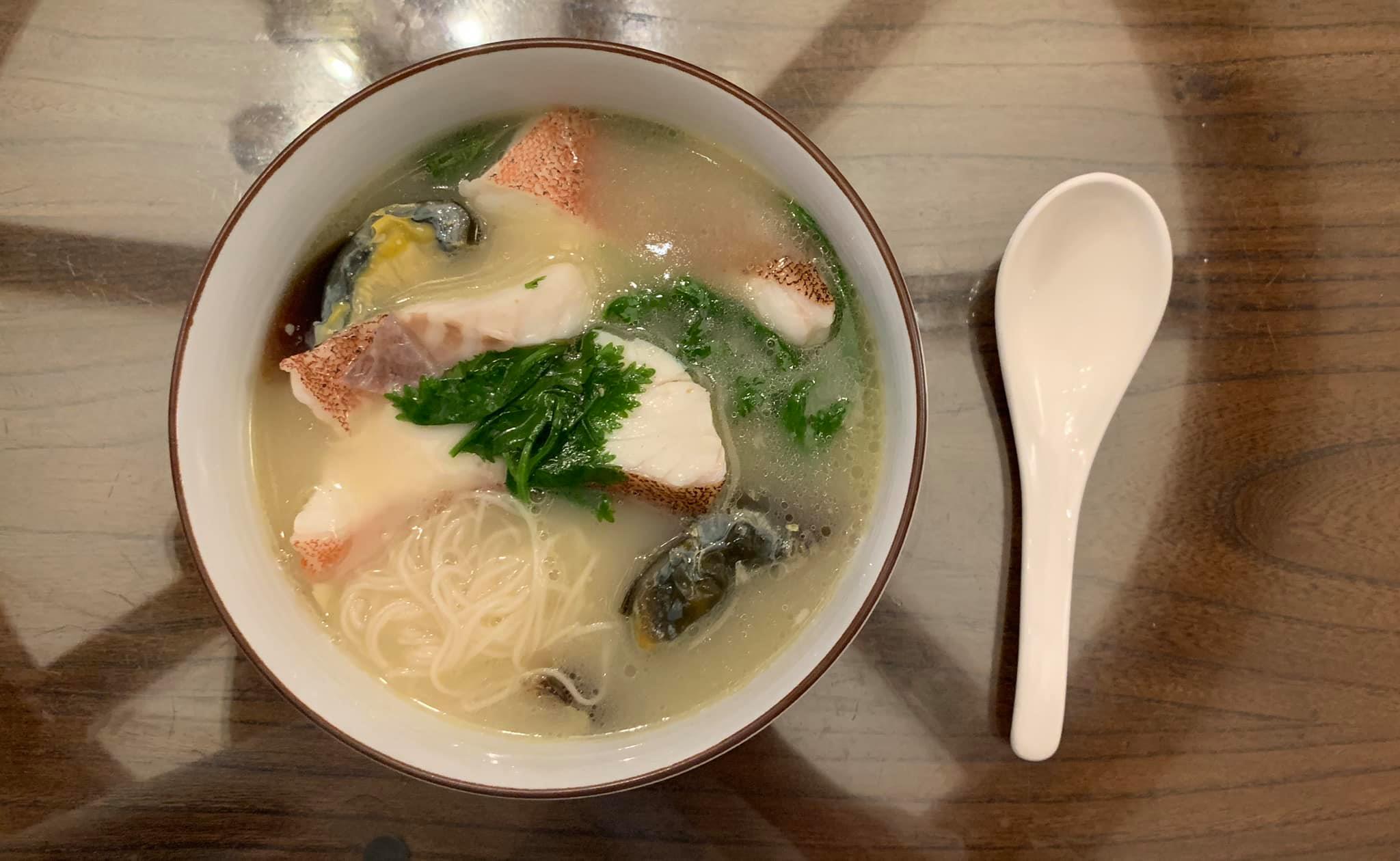 這道菜是從「喆園」新菜「七星斑皮蛋香菜湯」得到靈感，但多加了屏東的日曬麵線。