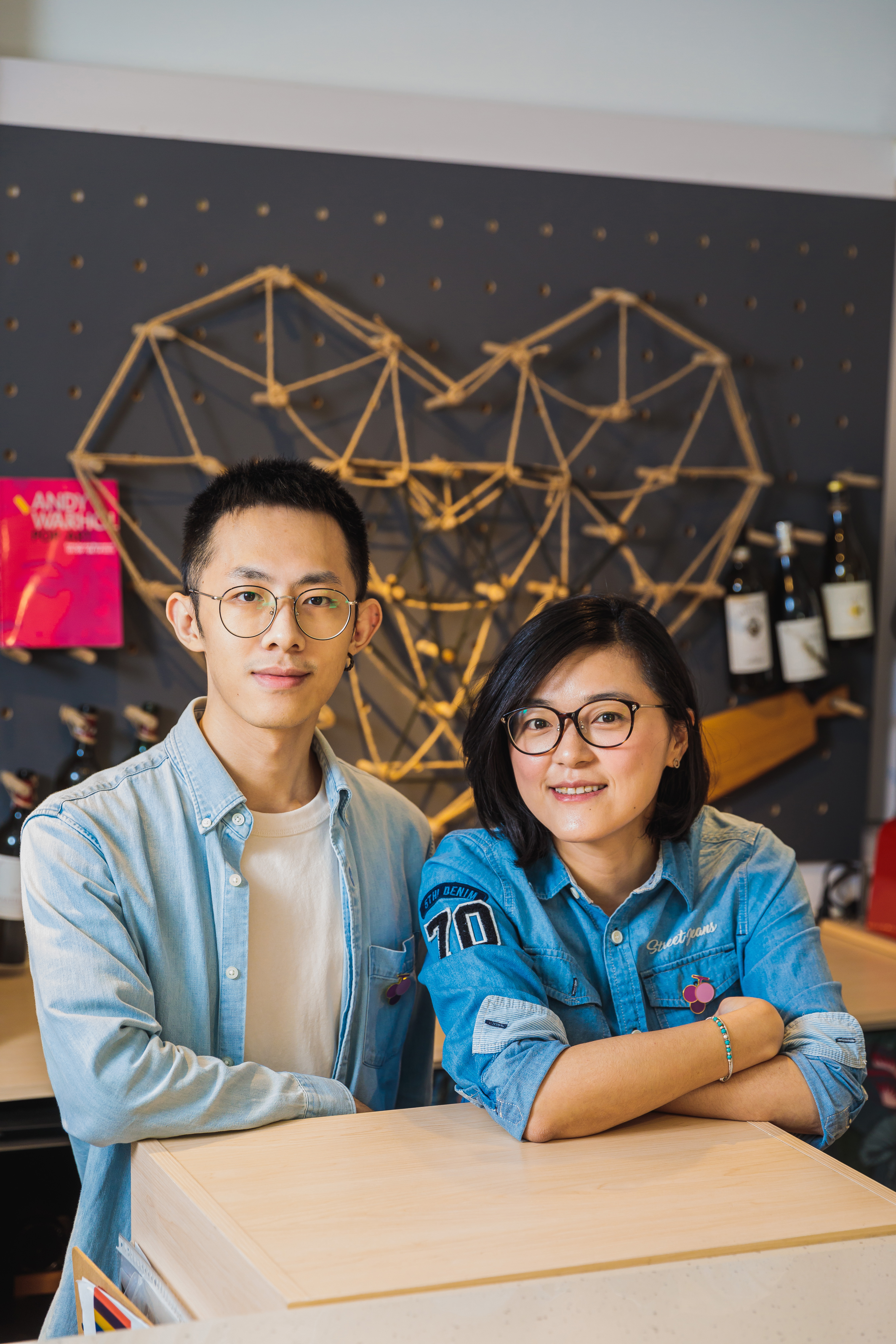 主理人陳秀涵(右)延攬插畫家鐘冠發(左),為腦力激盪後的品飲感受,呈現酒卡的色塊、圖形視覺。