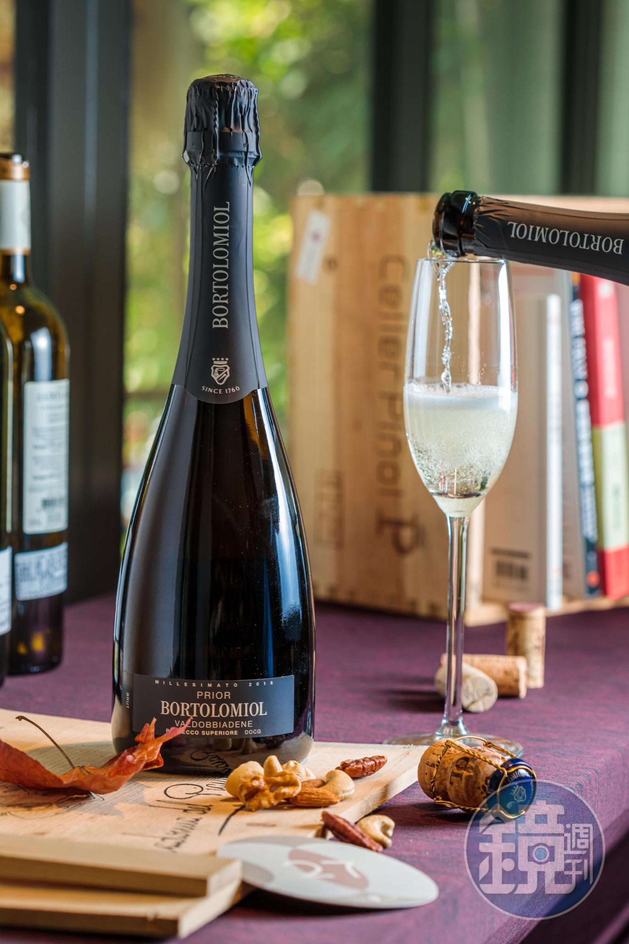 義大利Prosecco「Bortolomiol Prior Brut Prosecco di Valdobbiadene Superiore DOCG, Italy」是酒莊釀造的首款不甜氣泡酒，細緻清爽，洋溢柑橘清香。（980元／瓶）