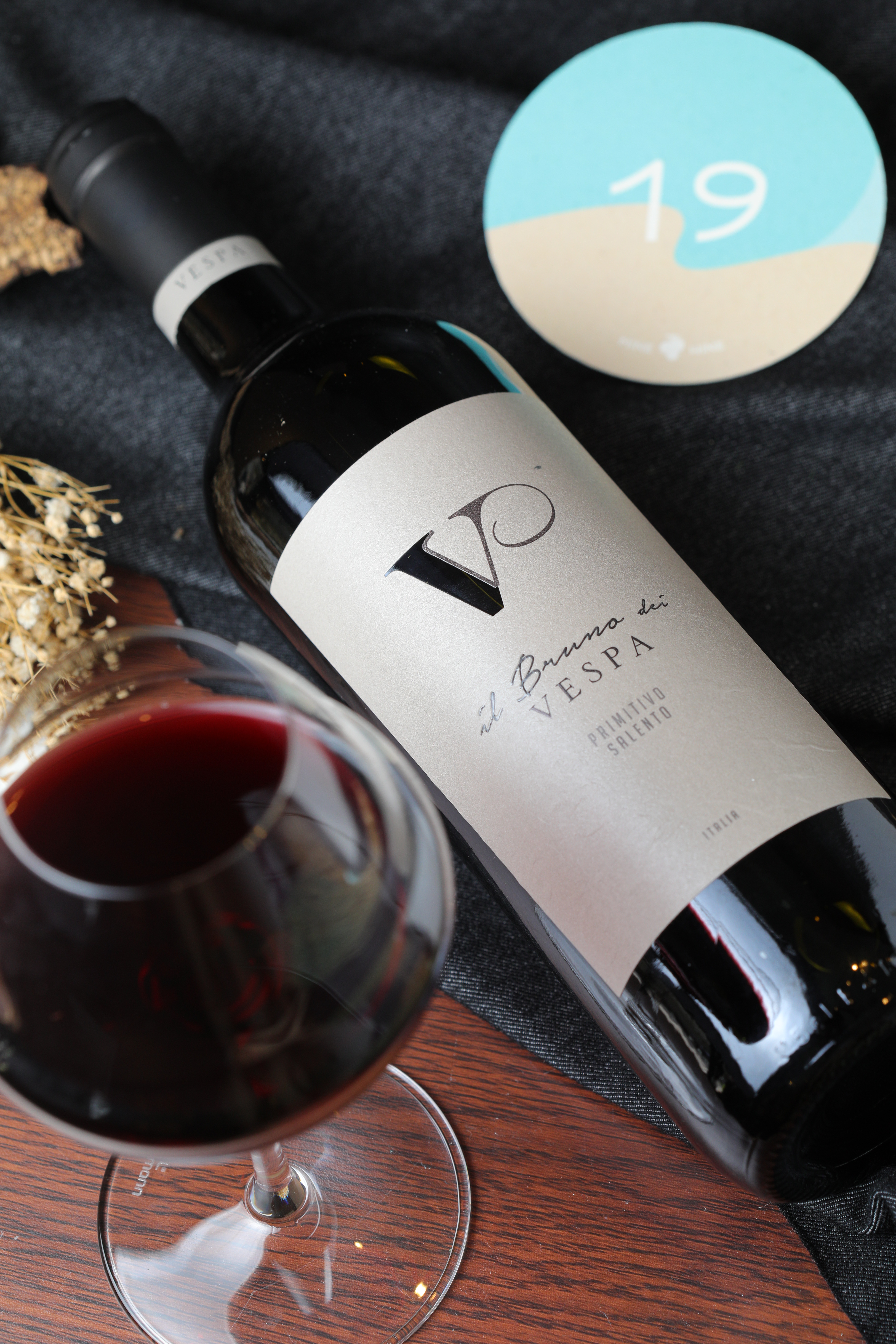「II Bruno Dei Vespa Primitivo Salento IGT, Italy」酒卡是「致敬你的美」，甜美調性裡有一絲香料氣息。（350元／杯、900元／瓶）