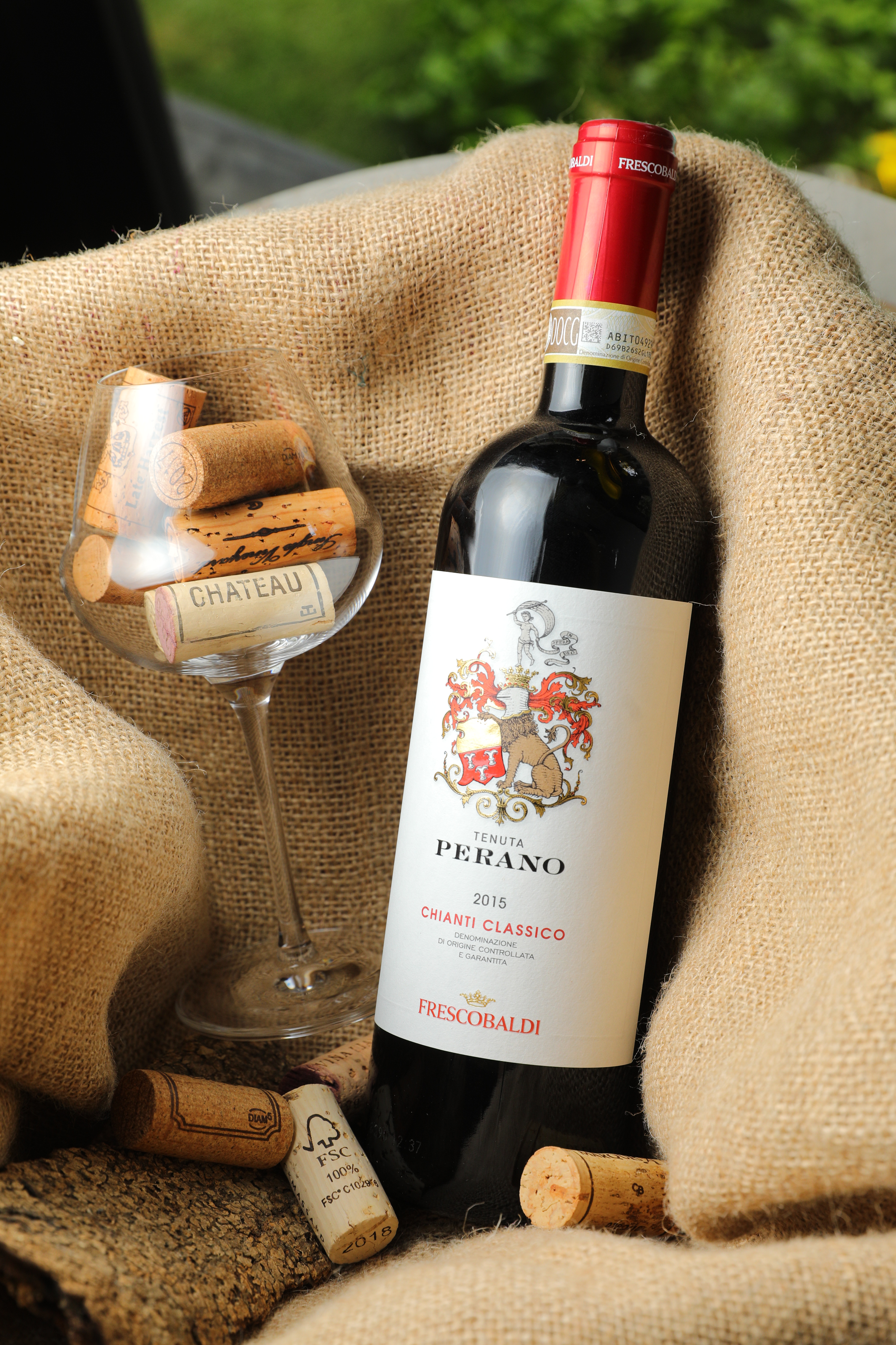 依節慶挑選可佐餐或送禮的House Wine，中秋節推薦「Tenuta Perano Chianti Classico 2015, Italy」帶巴薩米克醋風味，適合佐搭燒烤。（1,300元／瓶）
