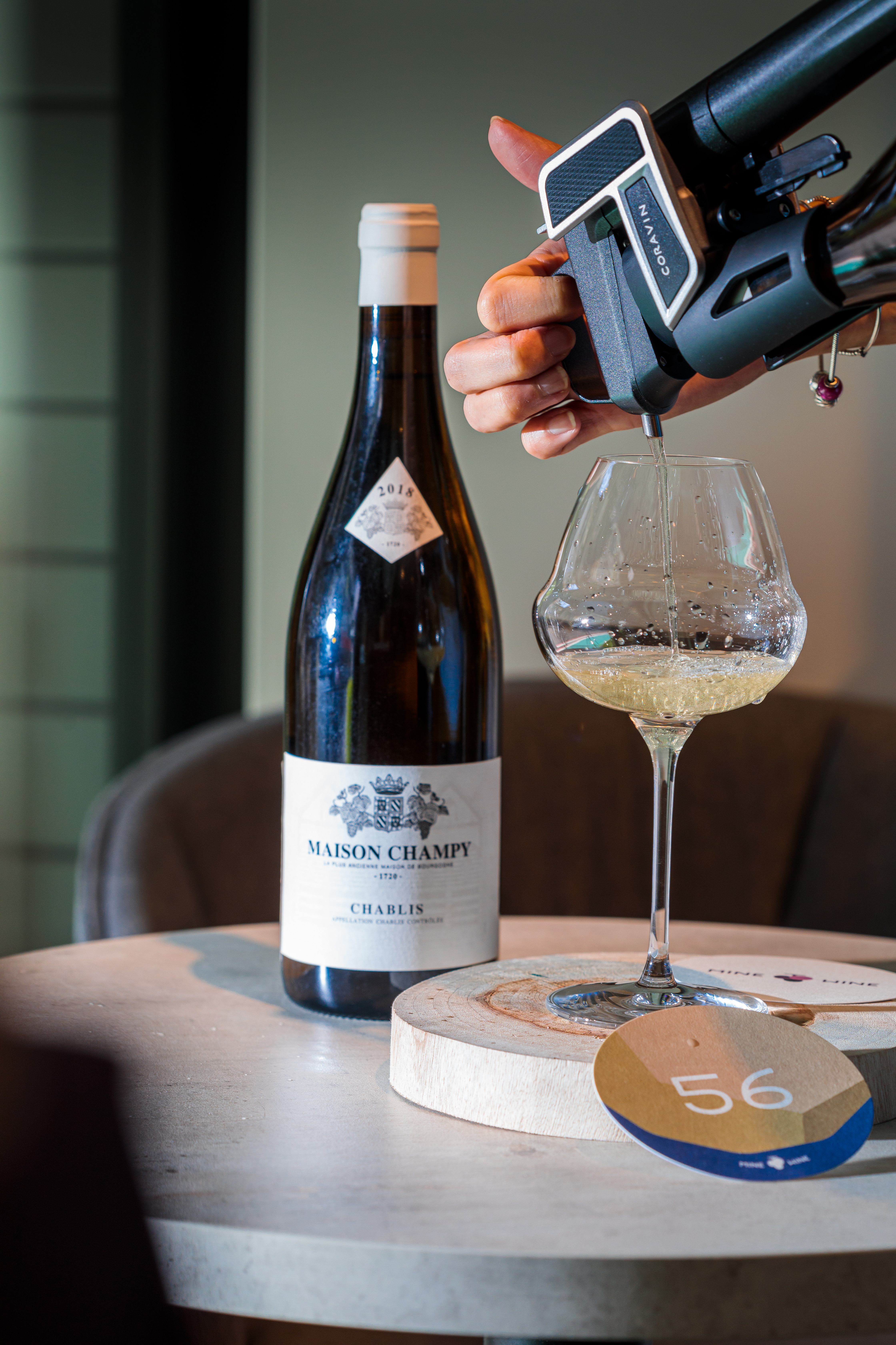 Maison Champy Chablis Chardonnay, France」來自夏多內葡萄經典產區夏布利,礦物感,帶有杏桃味。(1,500元/瓶)