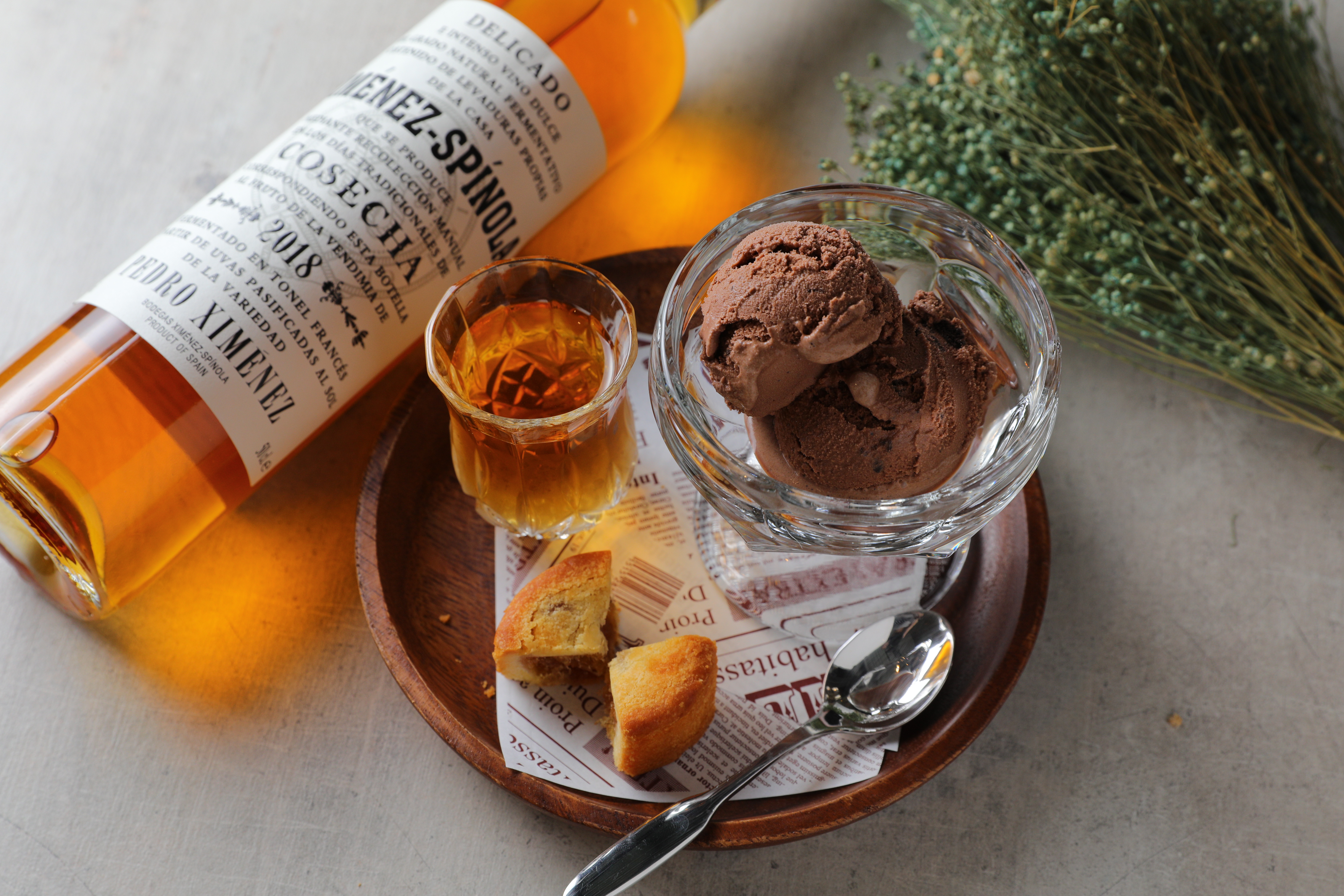 「PX大人酒甜點」可單喝1小杯「XIMENEZ-SPINOLA PX（Pedro Ximenez）COSECHA」（後，1,600元／瓶，限量預購）感受熟李的馥郁，再搭配土鳳梨酥、冰淇淋，體會酸、甜、苦交融的戲劇變化。（250元／組，限量預訂）