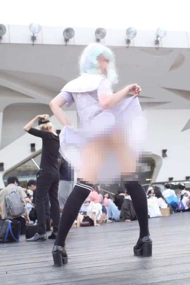 北檢傳喚曾在場的男子作證,認定她故意當眾掀裙露出下體。(翻攝畫面)