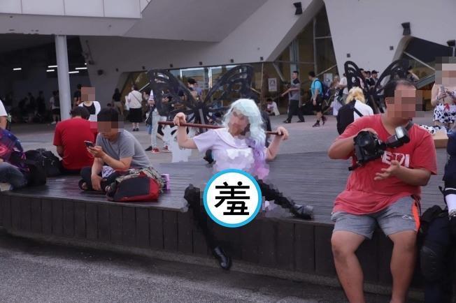 李姓女大學生在動漫展露出下體,遭到檢方依風化罪起訴。(翻攝畫面)