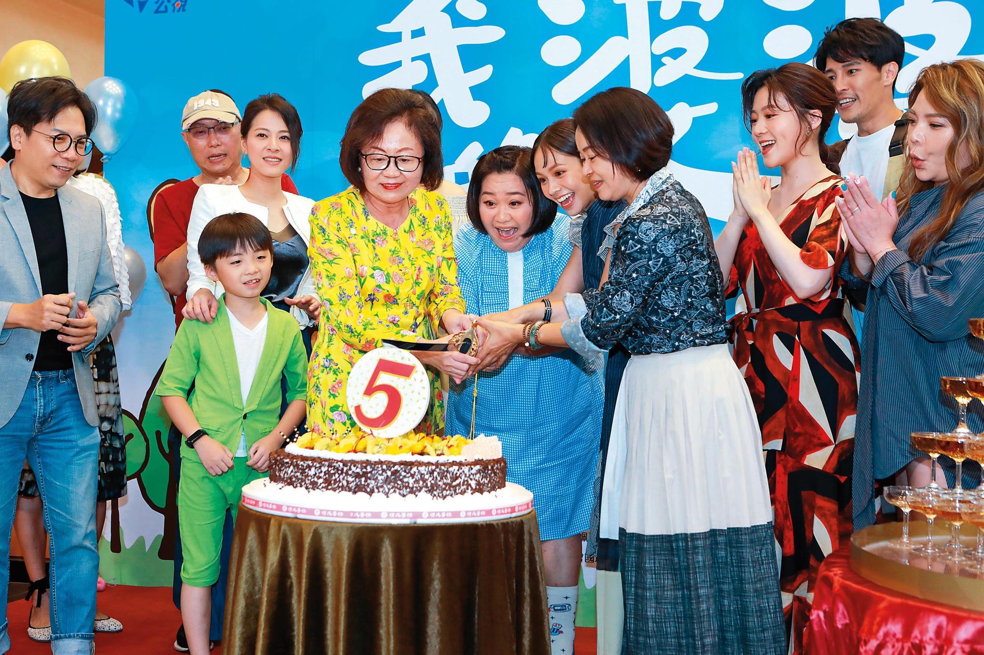 《我》劇收視創新高,公視董事長陳郁秀(前排左三)攜手演員群慶功並預祝收視率破5%。(公視提供)