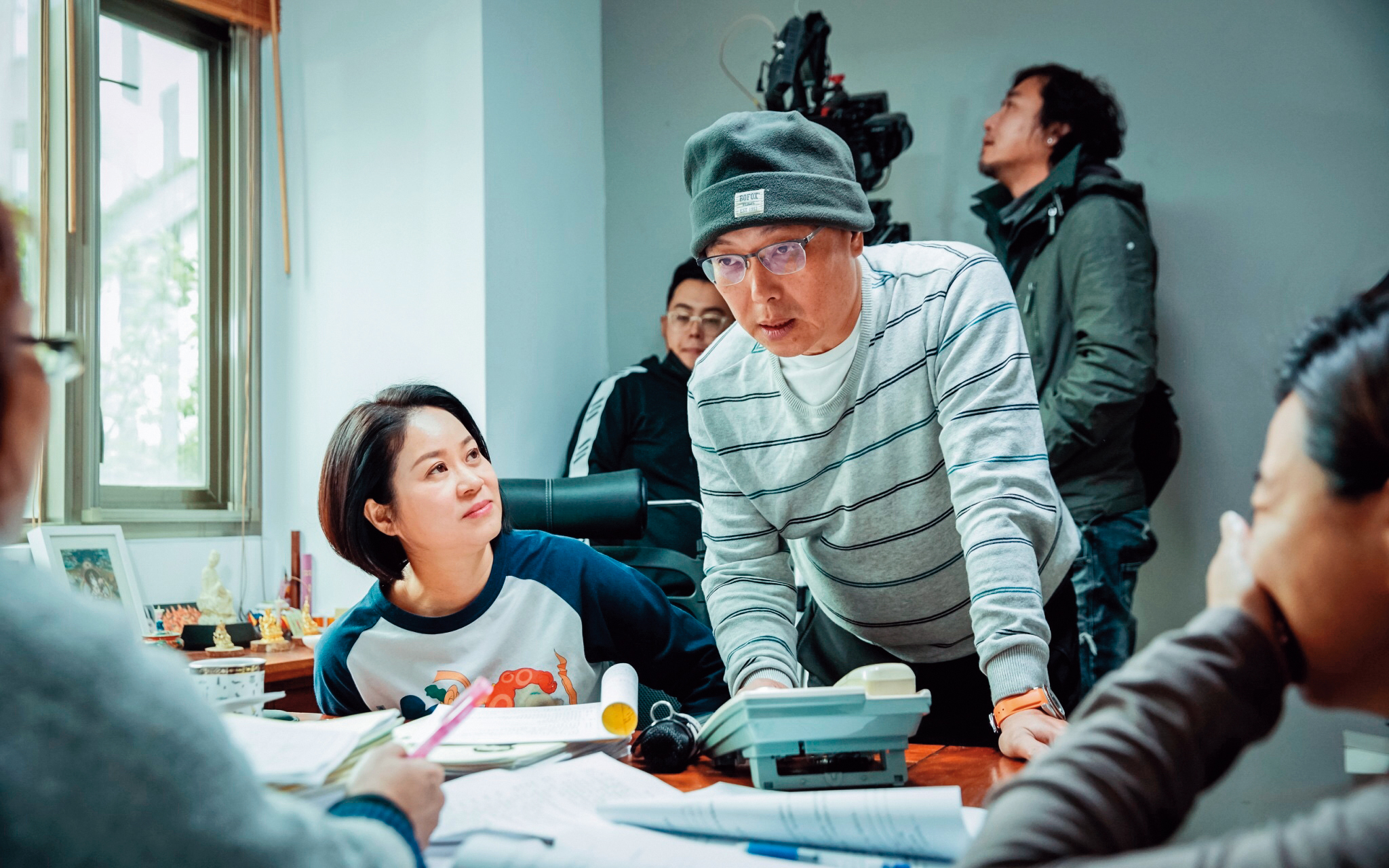 劇本底定後，鄧安寧（右）加入創意，豐富喜劇張力。左為陳慧玲。（公視提供）