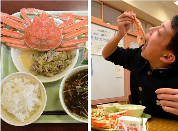 日本中小學營養午餐變化多樣,還曾出現過一整隻松葉蟹或是龍蝦。(翻攝自網路)