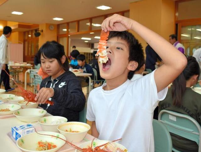 日本中小學營養午餐變化多樣,還曾出現過一整隻松葉蟹或是龍蝦。(翻攝自網路)