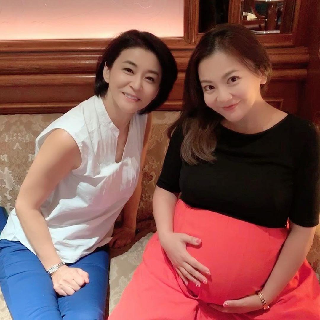高嶋知佐子(左)長年來都很照顧華原朋美,主動替她介紹保姆。(翻攝自華原朋美Instagram)