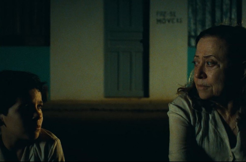 巴西國寶級演員費娜達蒙蒂妮蘿（右）因《中央車站》勇奪柏林影后。（光年映畫提供）