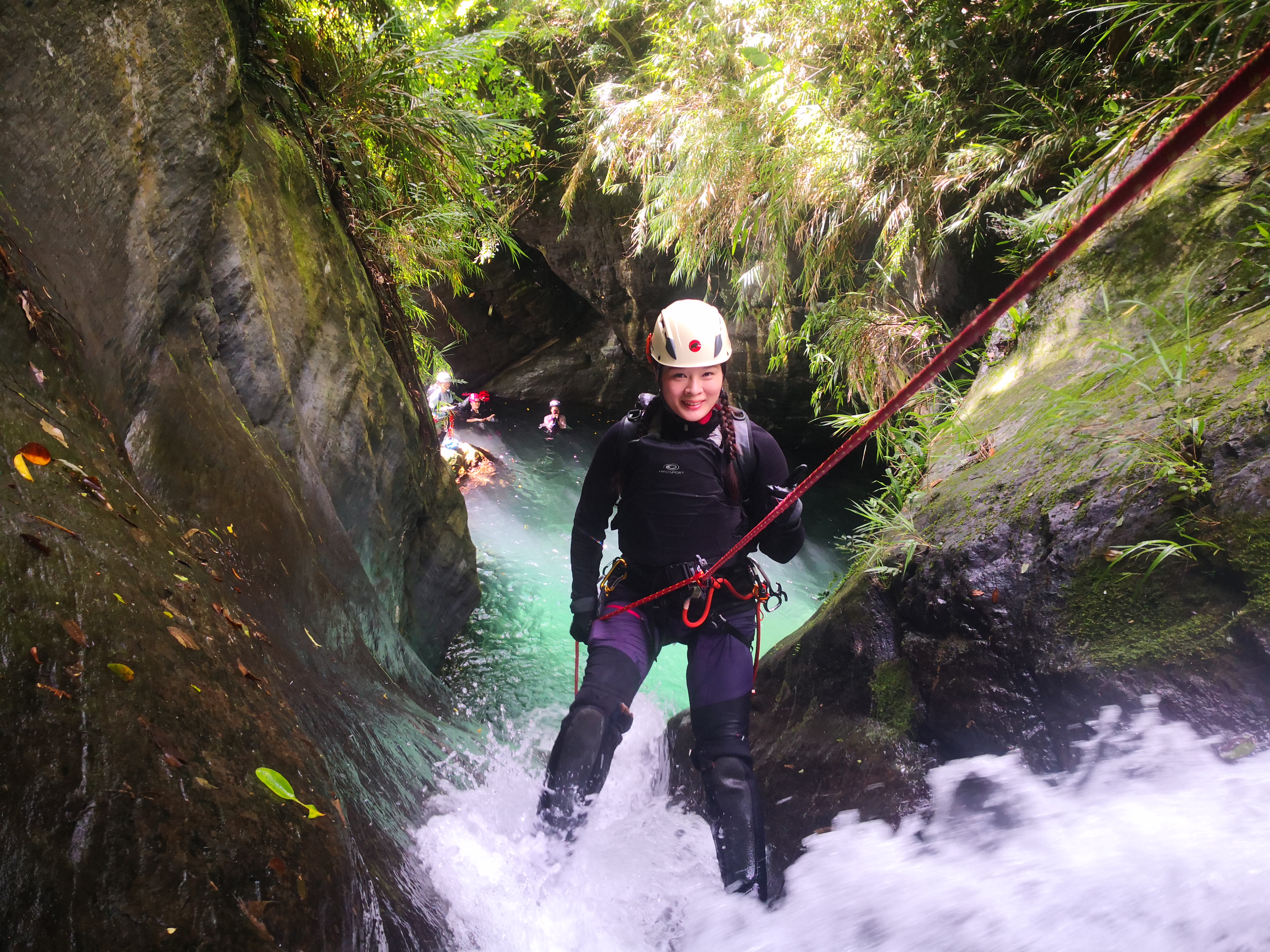 溪降是愈來愈盛行的溯溪型態，需具備專業能力，一般未受過訓練的人切勿輕易嘗試。