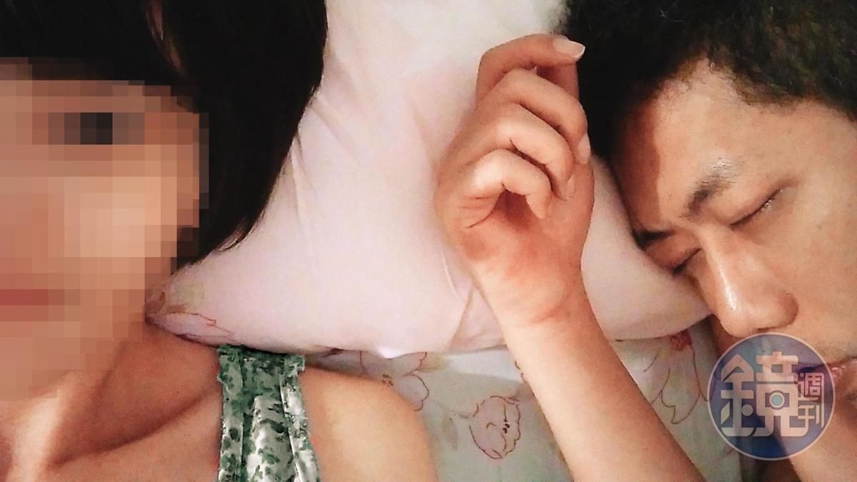 Y女稱丁允恭擔任高雄市新聞局長時,會找她到新聞局長室發生性行為。照片為2人交往時,Y女在床上拍下與丁合照。(Y女提供)