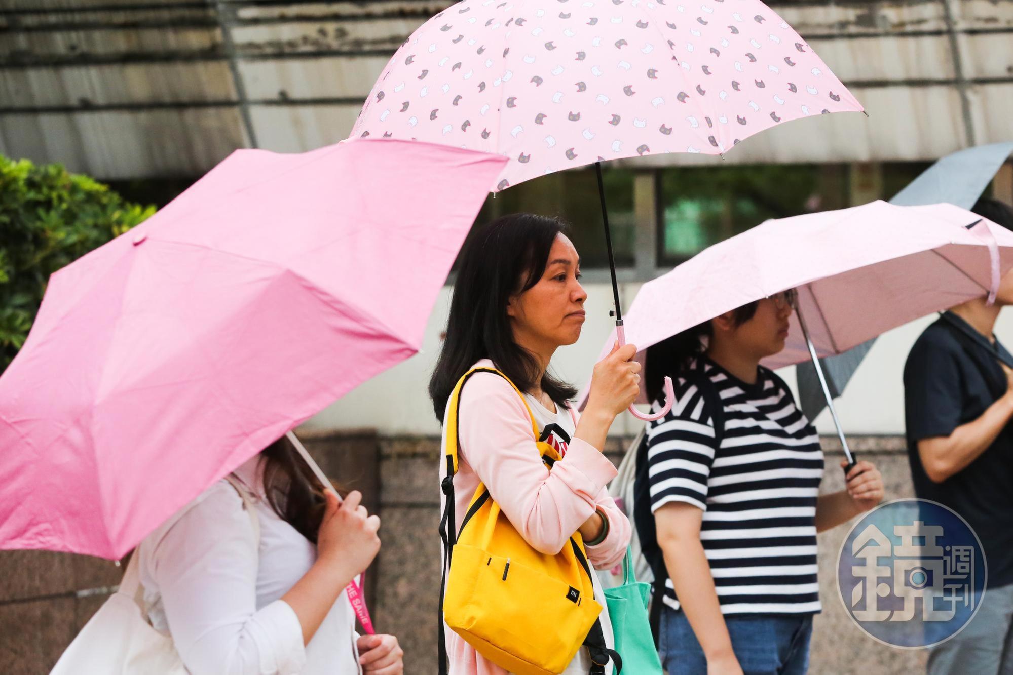 受鋒面影響，本週末天氣較不穩定，北部、東部明起有局部短暫陣雨，且溫度將再下降2到3度。（本刊資料照）