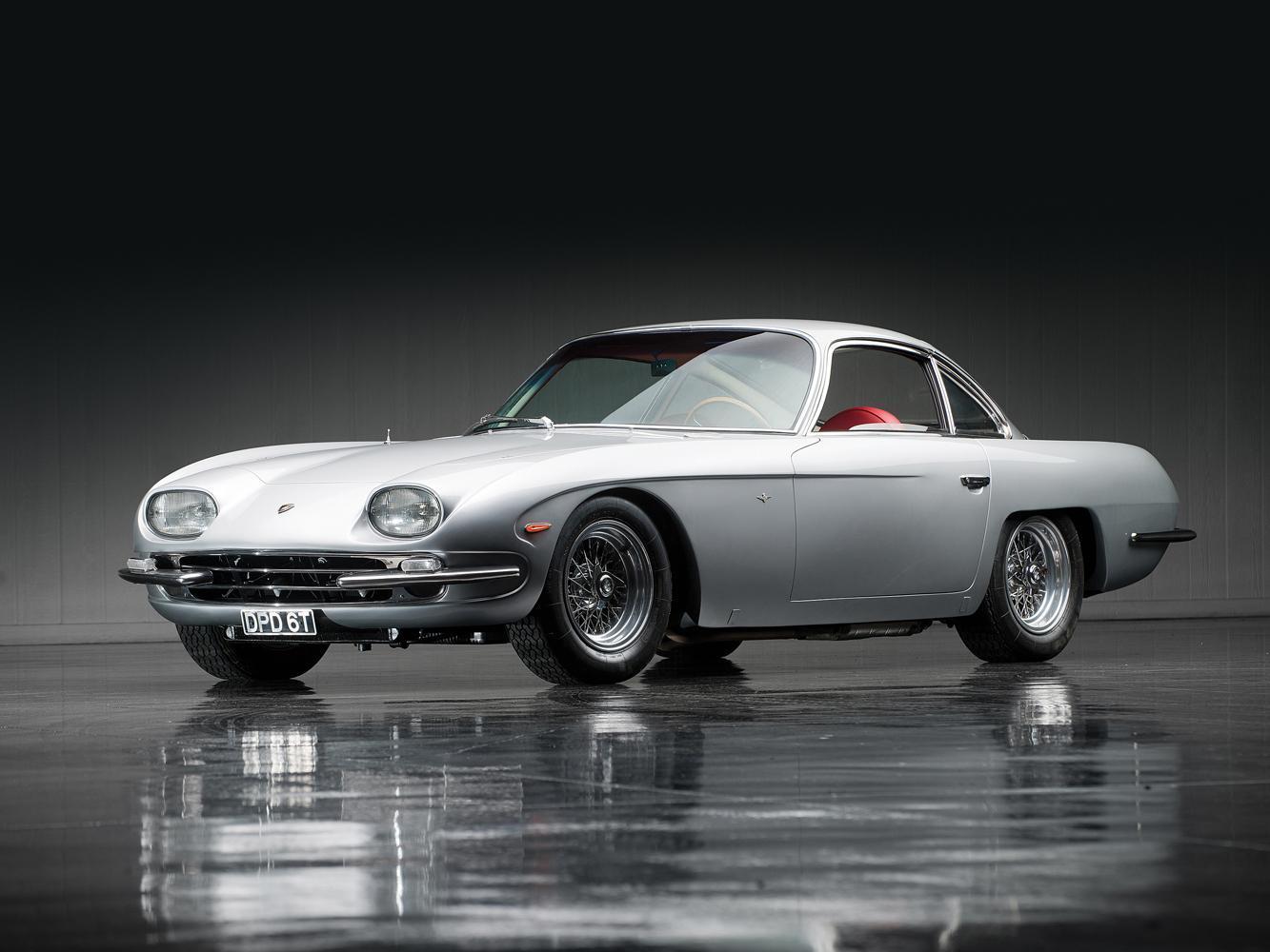 1963年的都靈車展上，甫發表的 LAMBORGHINI 350 GTV車型首次搭載了5.7升V12引擎。