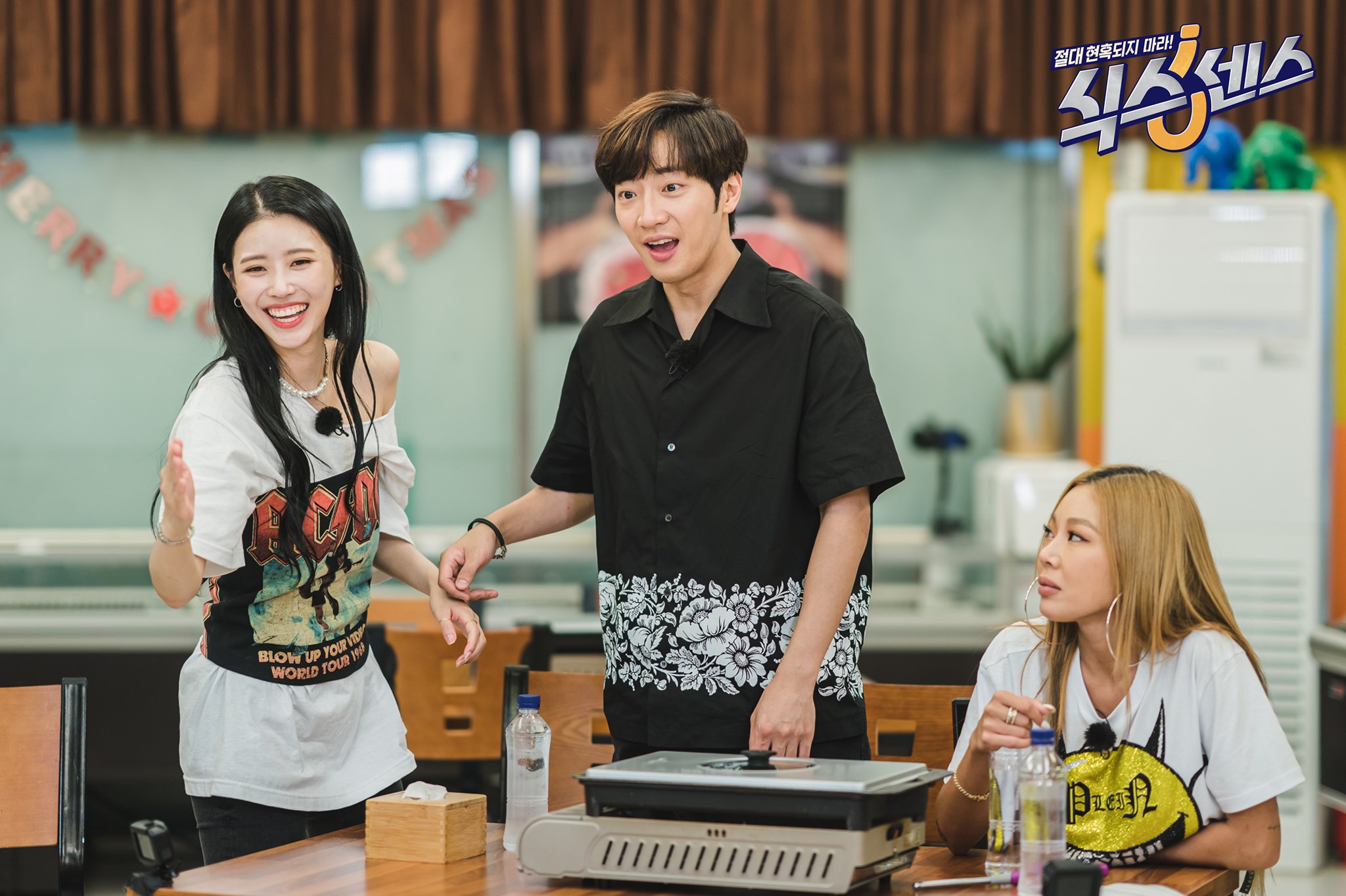 Lovelyz成員美珠（左）在韓綜《第六感》表現突出，連李相燁（中）都招架不住。（翻攝tvN FB）