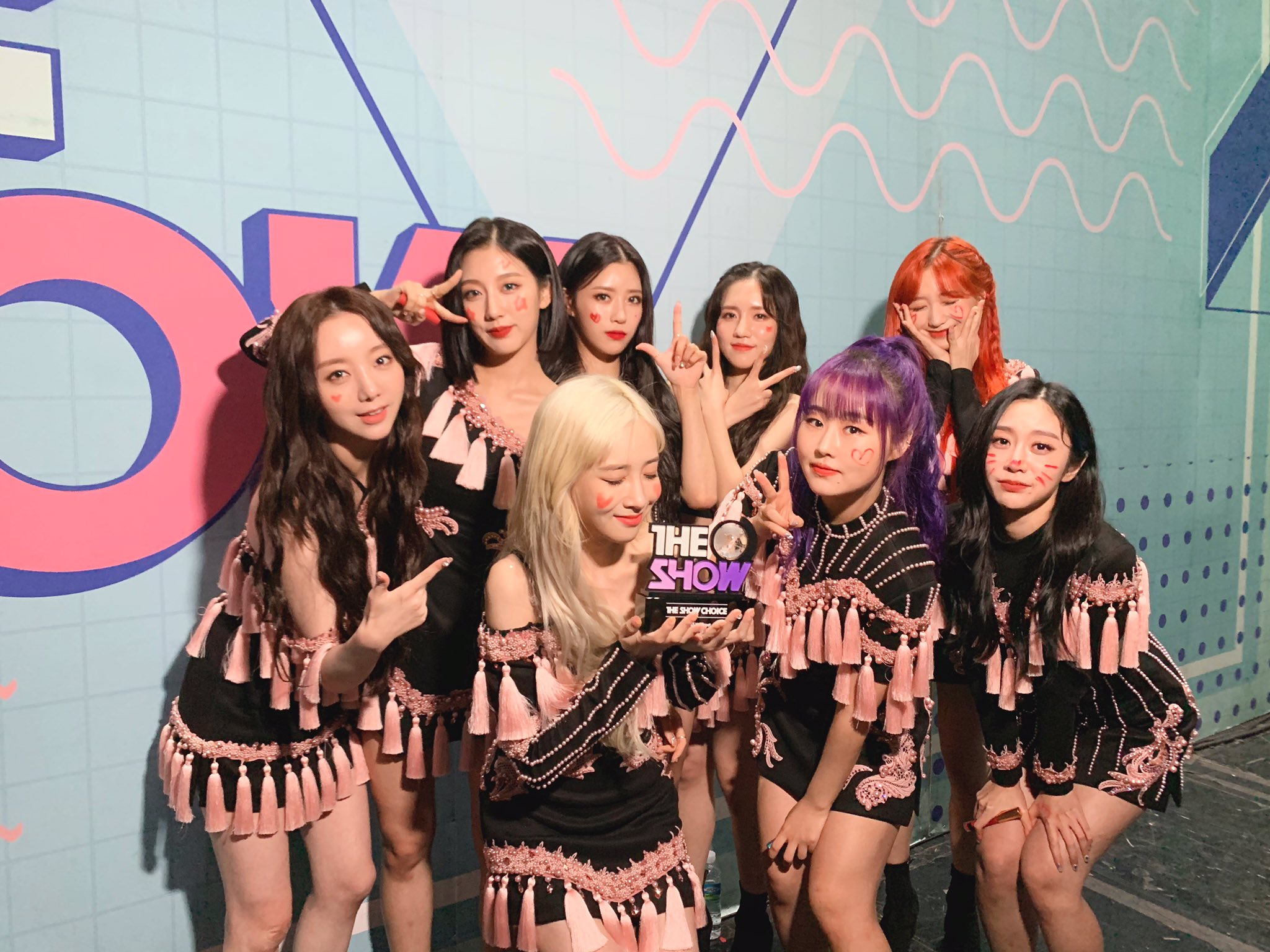 Lovelyz開心拿到「THE SHOW」冠軍。(翻攝Lovelyz推特)