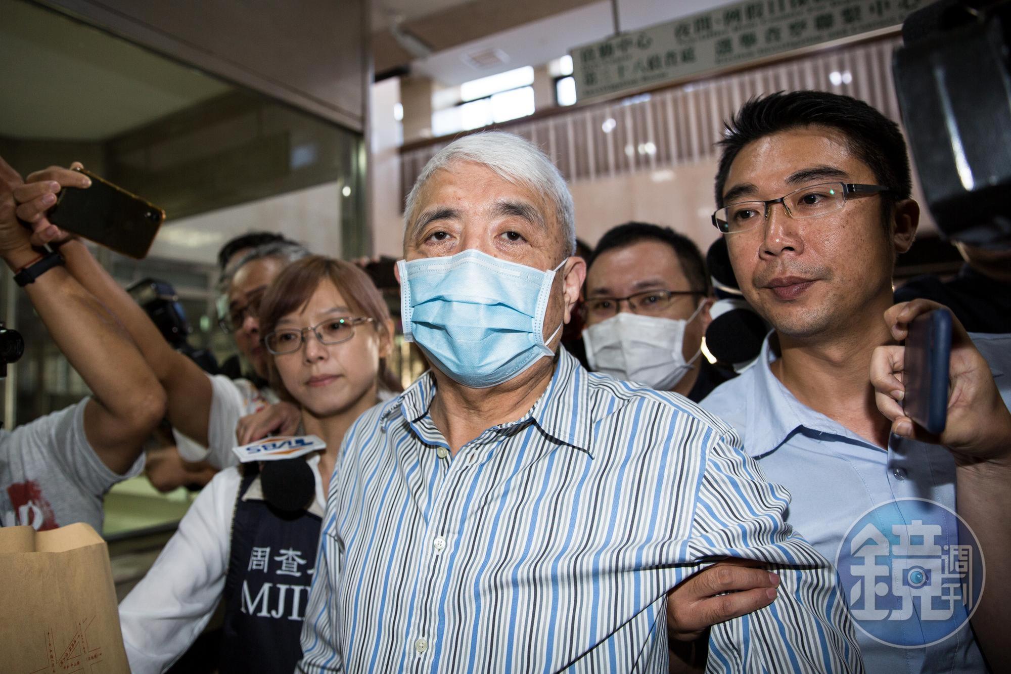 李恆隆獲准以1000萬元交保,他在律師陪同下走出法院時不發一語。(本刊資料照)