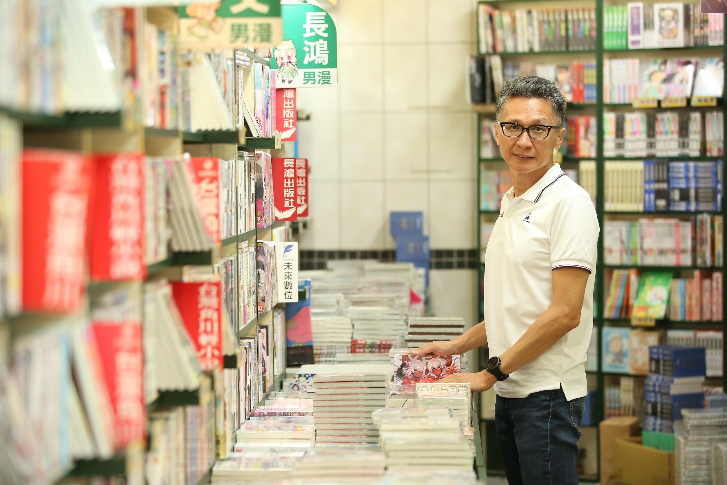 位於台北市八德路的知名漫畫店「蛙蛙書店」是5、6、7年級漫畫迷的集體記憶，圖為蛙蛙書店老闆陳肇偉。