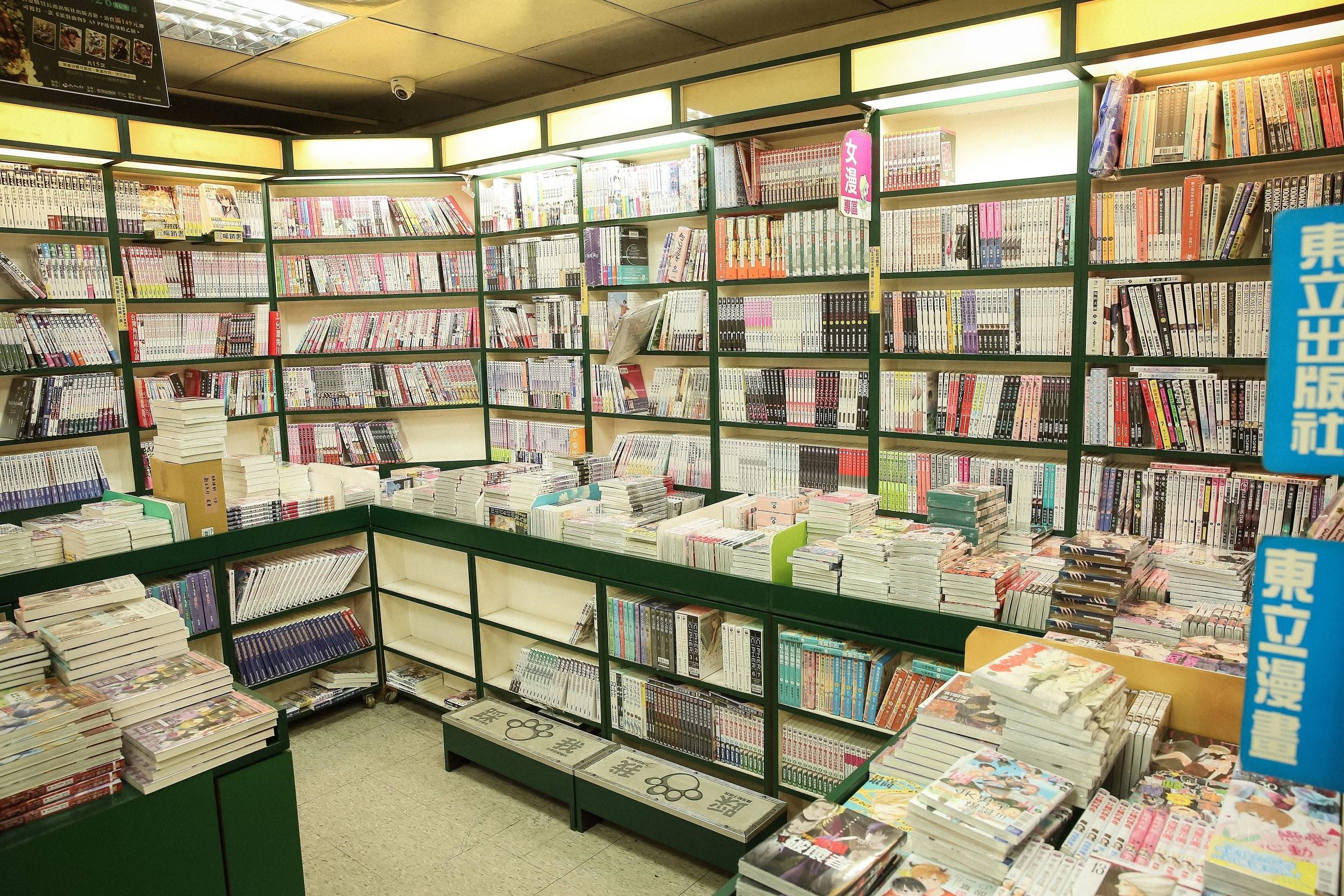 蛙蛙書店業績持續萎縮，漫畫零售商面對網路商城巨獸，只能主打實體店的服務。