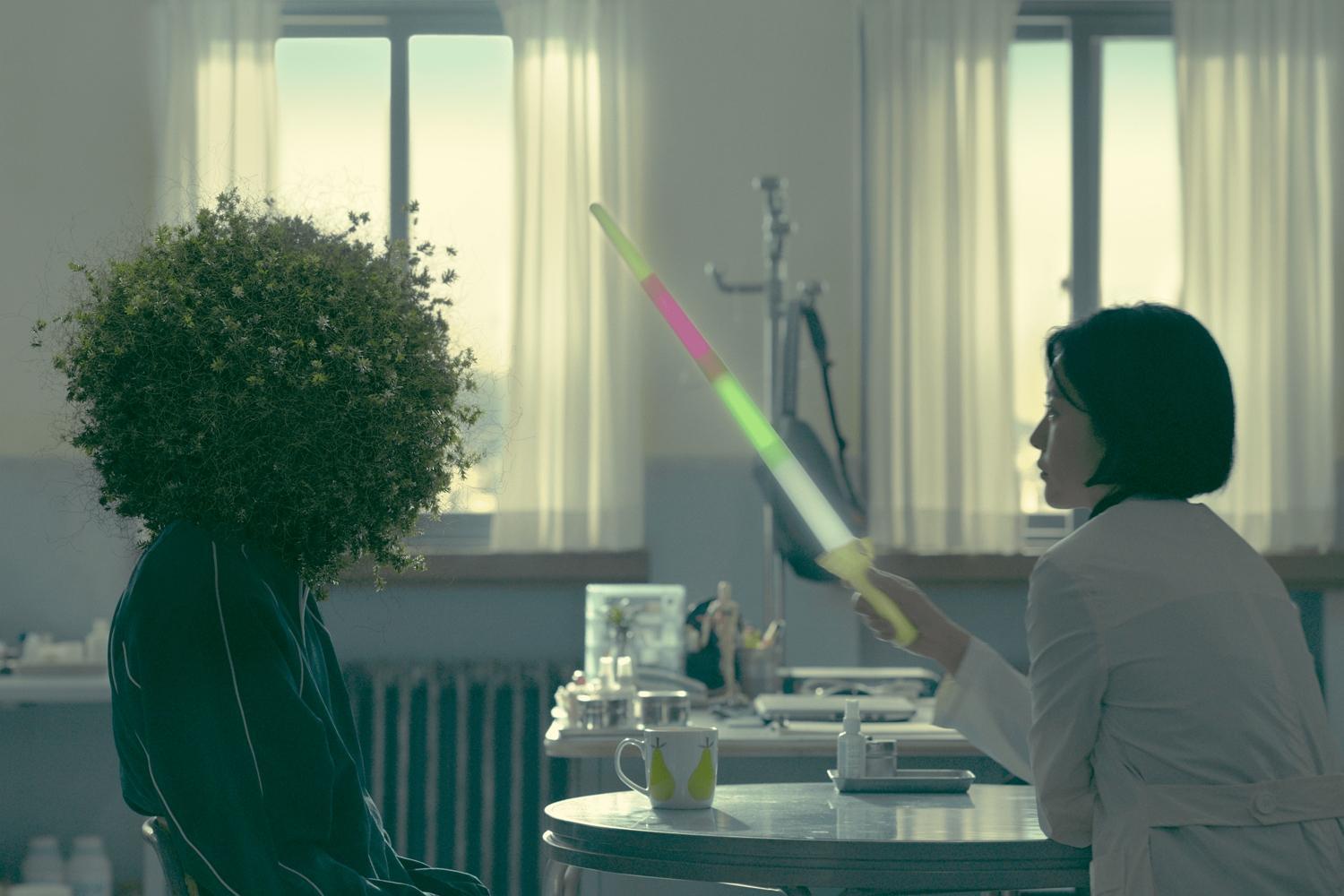 鄭有美在《非常校護檔案》會驅魔,解決校園怪事。(netflix提供)