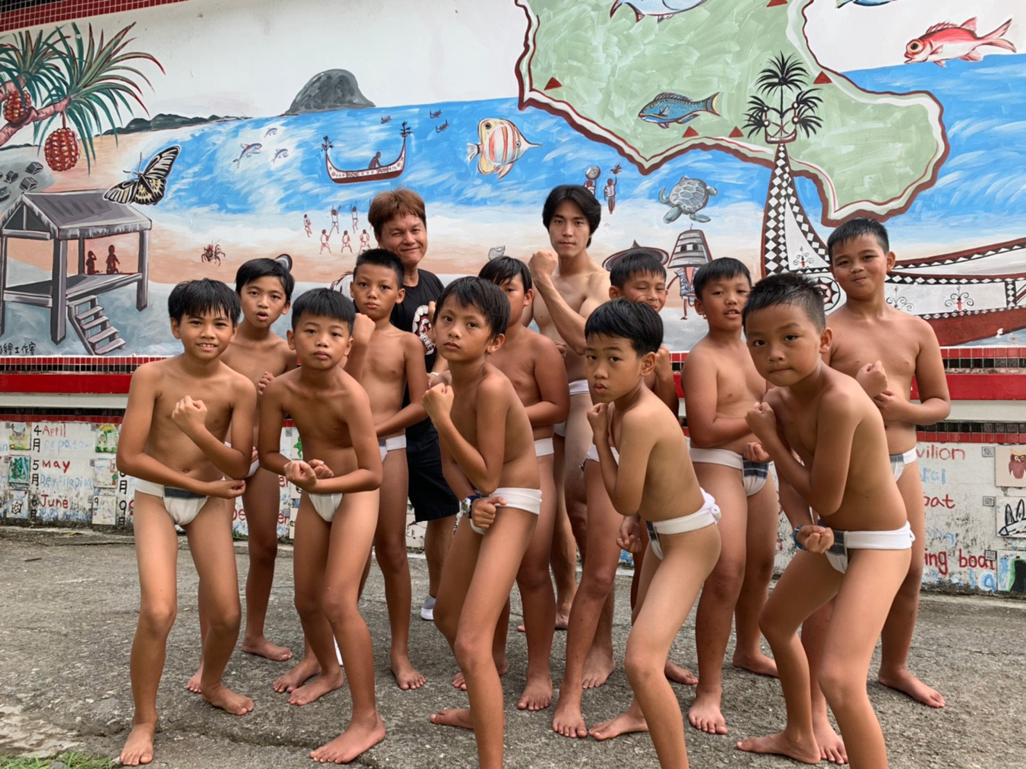 唐振剛和當地著名的「小飛魚文化展演隊」一起穿上丁字褲大跳民族舞蹈。（八大提供）