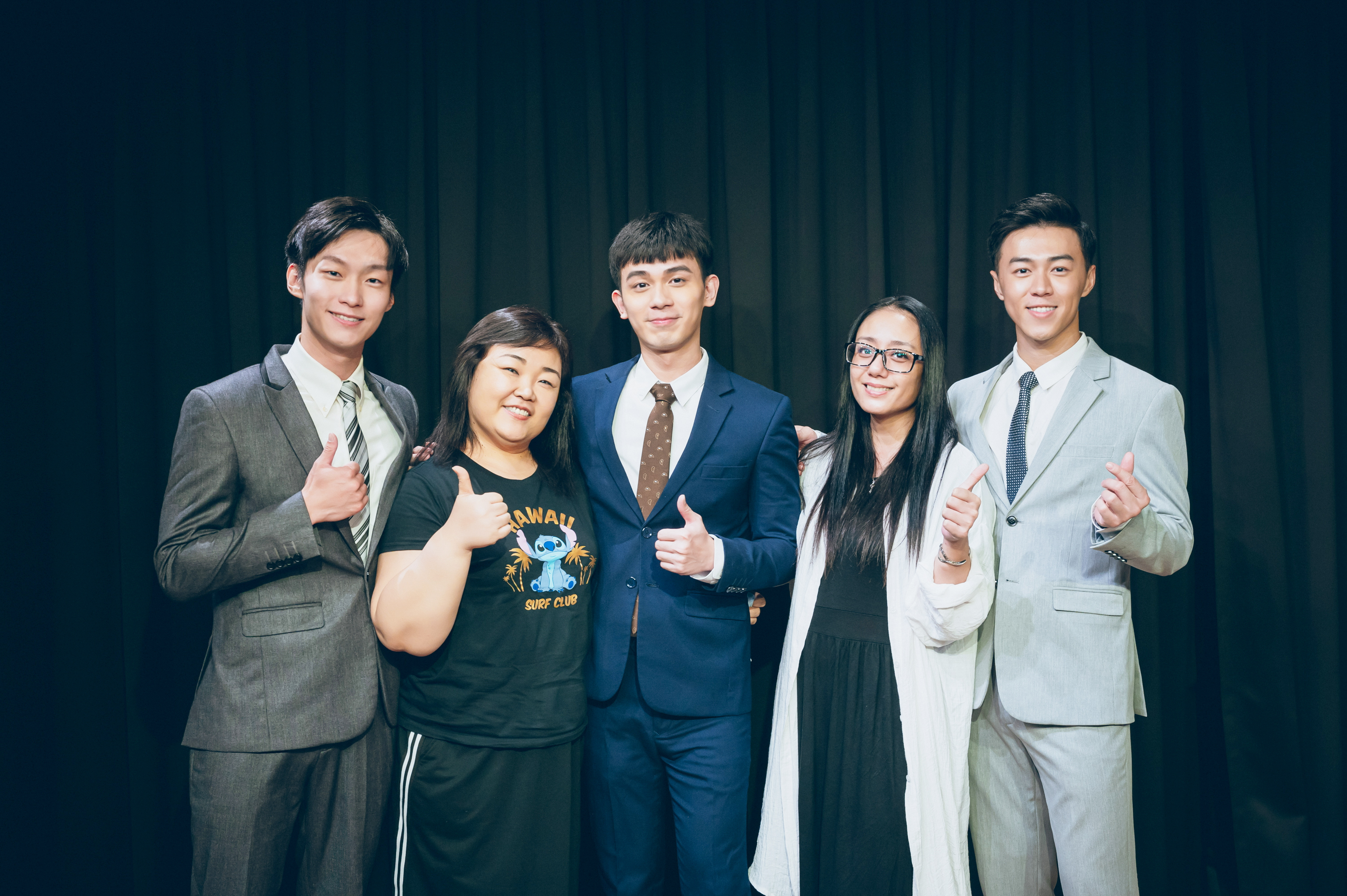 同門高慧君（右2）、廖慧珍（左2）驚喜現身力挺師弟。（艾迪昇傳播提供）