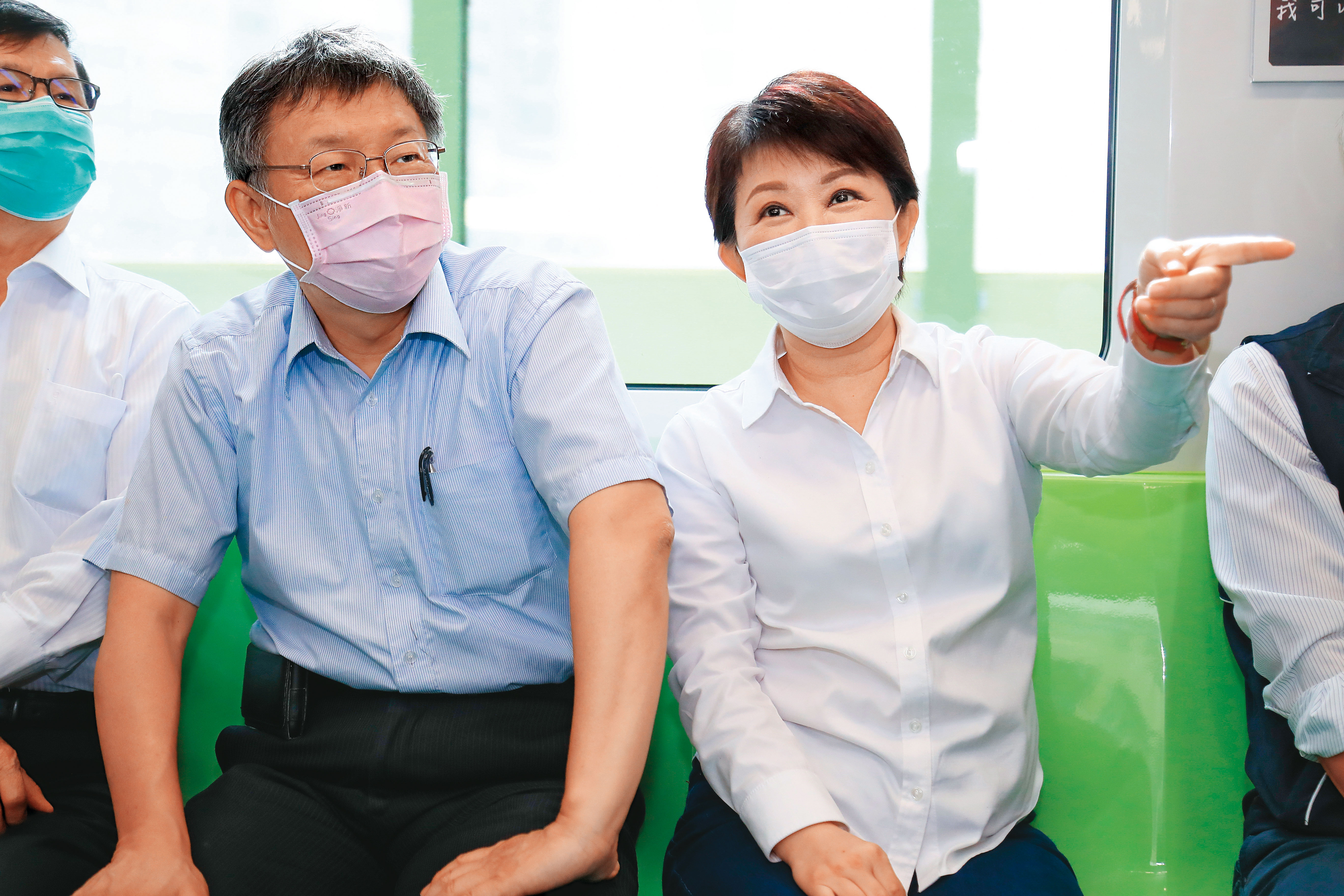 台中市長盧秀燕(右)日前與台北市長柯文哲(左)共同為中捷車站「出入口意象」揭牌,並共乘列車。(台中捷運局提供)