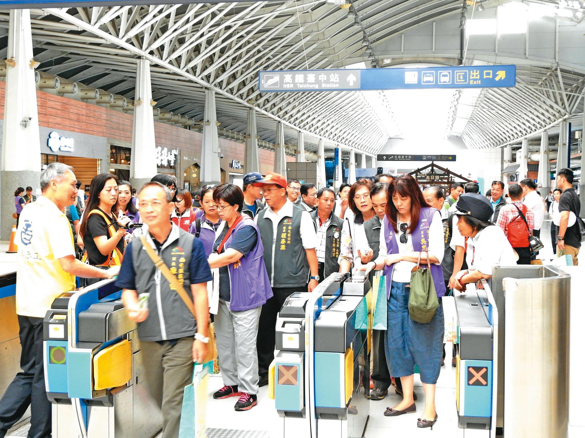捷運站人潮眾多,若發生火災,疏散不易。圖為台中鄰里長體驗搭捷運。(台中市新聞局提供)