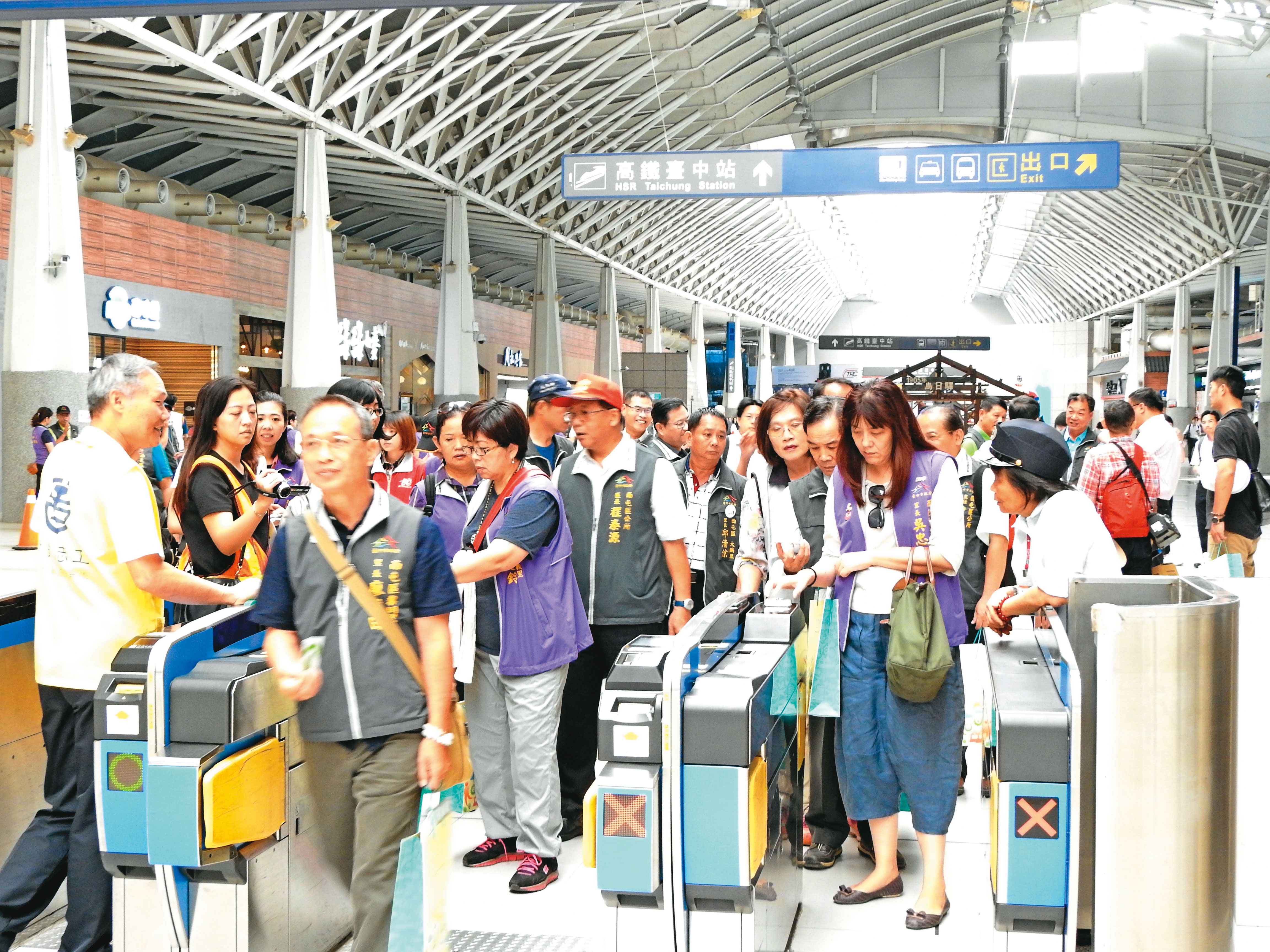 捷運站人潮眾多，若發生火災，疏散不易。圖為台中鄰里長體驗搭捷運。（台中市新聞局提供）