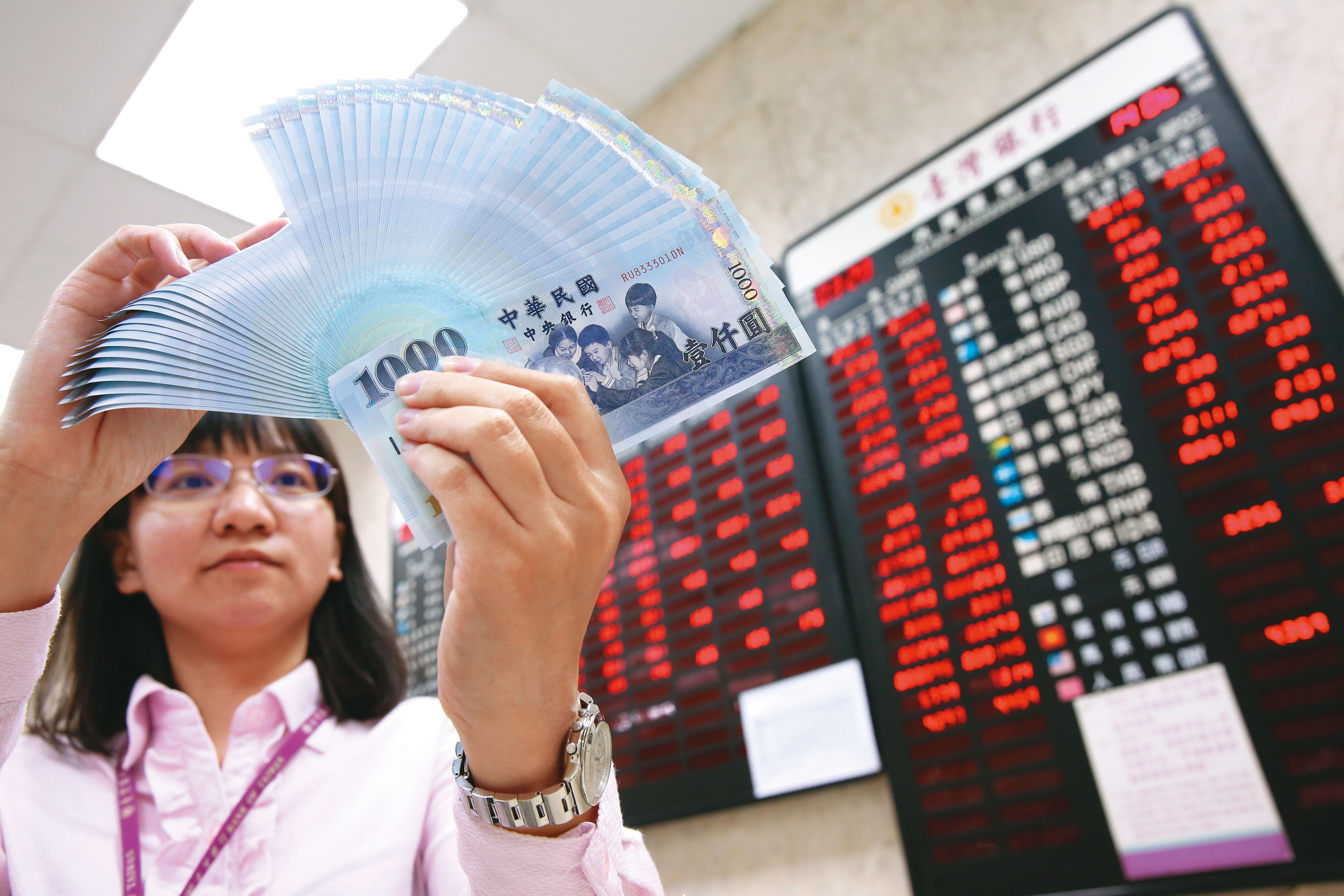 光是今年,新台幣兌美元升值就超過5角。專家預測,短期內新台幣仍會維持強勢格局。