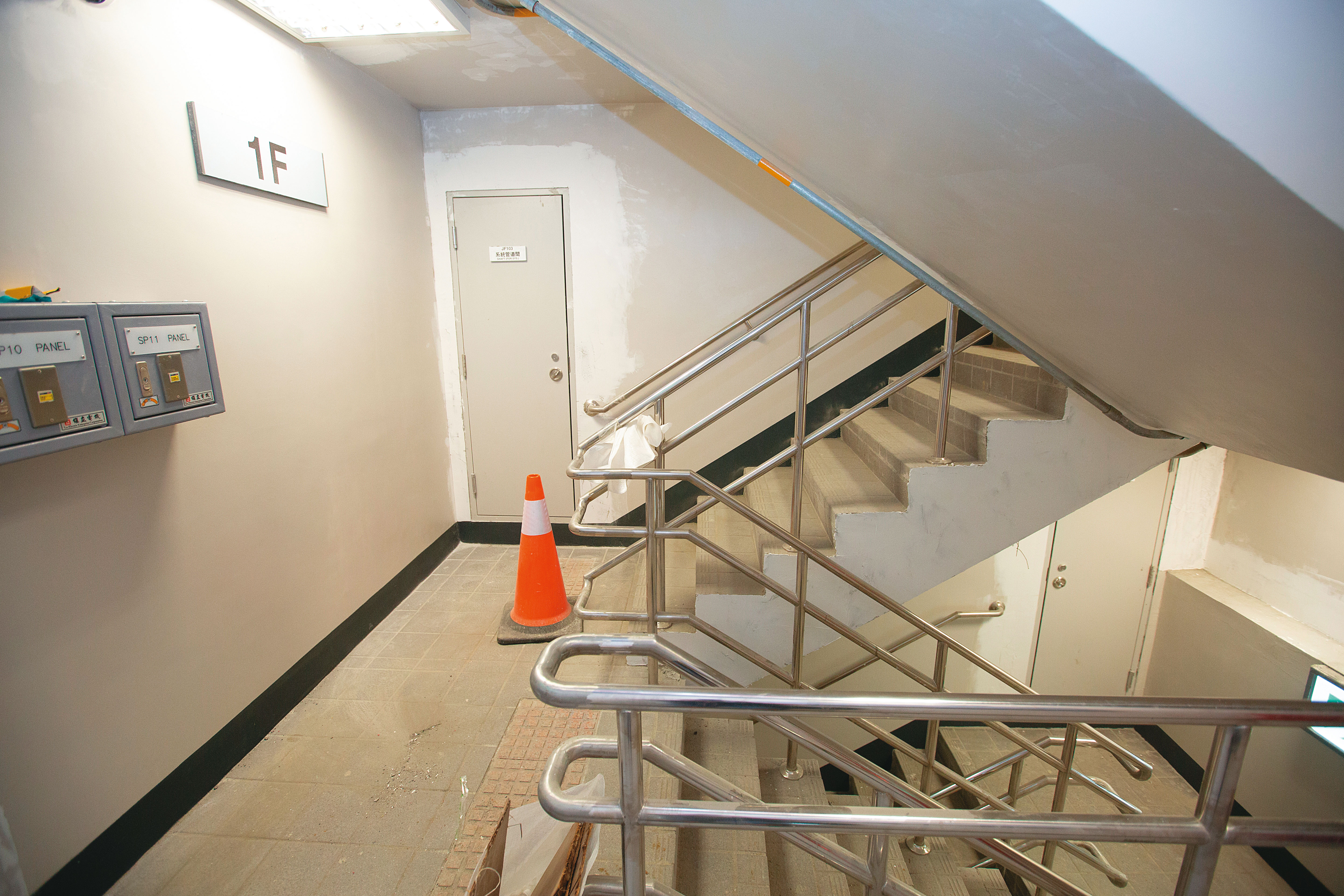 台中捷運預計年底通車,但卻有6站無雙向逃生梯,暗藏公安危機。