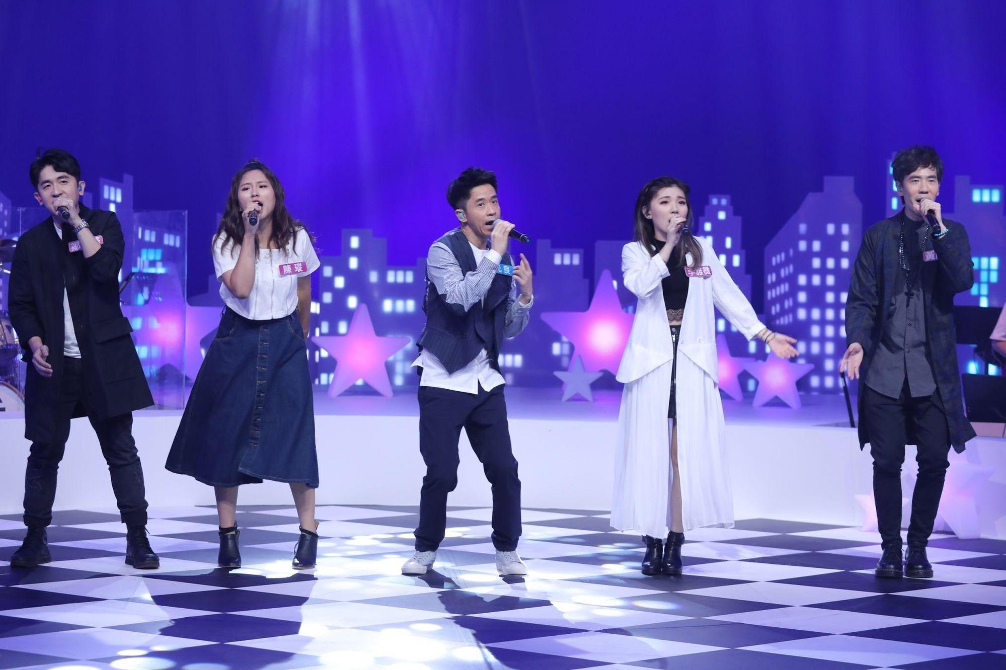 阿蓬(左起)、陳瑽、光良、李雅微、黃欣偉一起為公視《音樂萬萬歲4》錄影。(公視提供)