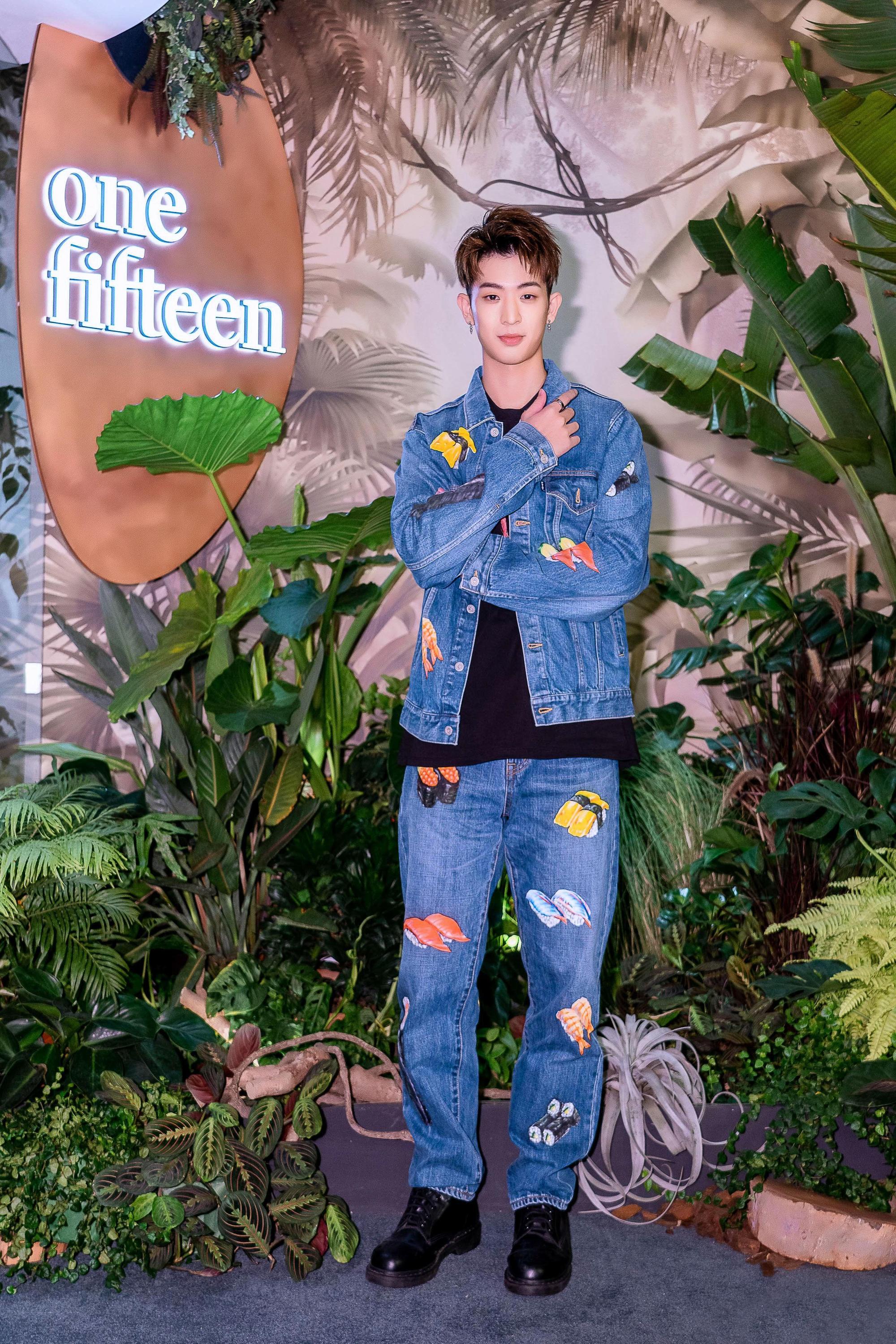 林亭翰身穿onefifteen初衣食午獨家代理的品牌Doublet。壽司塗鴉牛仔外套NT$ 32,780、壽司塗鴉牛仔長褲NT$27,580、黑色流蘇造型T恤NT$8,280。(onefifteen 初衣食午提供)