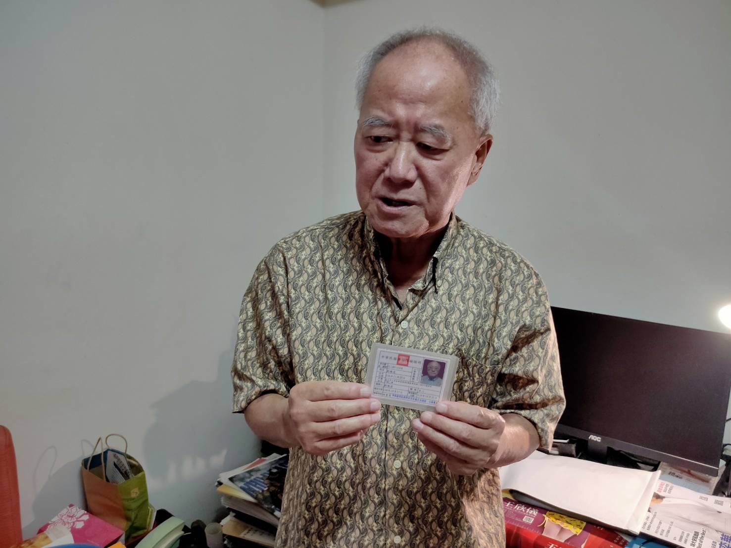 劉順達出示重大傷病卡，表示因遭烏龍指控身體每況愈下，必須洗腎度日。