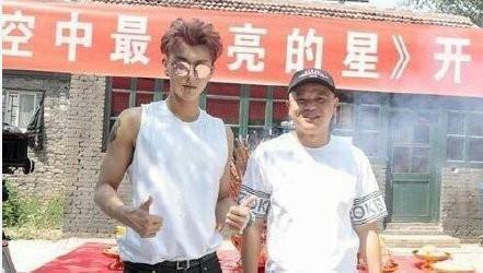 大陸藝人黃子韜(左)的父親黃忠東(右)11日病逝,2015年他為了將黃子韜從韓國經紀公司SM娛樂贖回,飛到北京幫兒子籌組工作室並跨海打官司。(翻攝自微博)