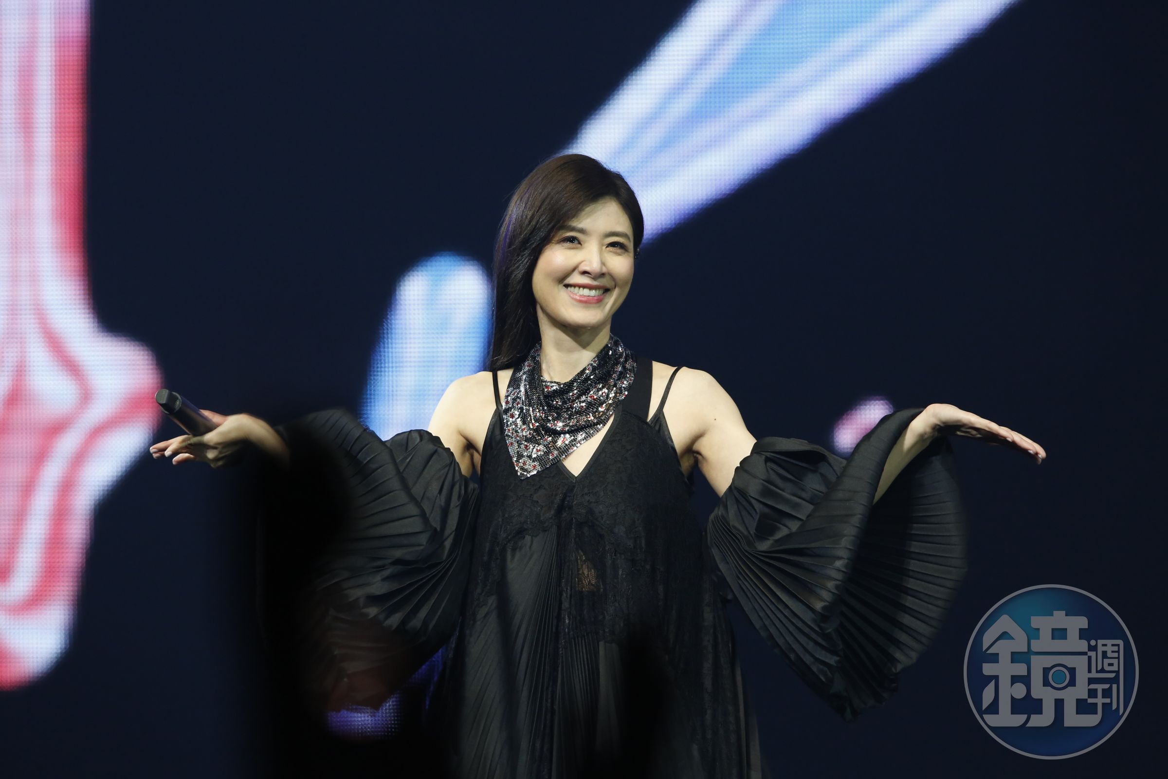 蘇慧倫舉辦個人演唱會，現場聚集5千名歌迷，她以一身黑色搖滾女伶裝開場。
