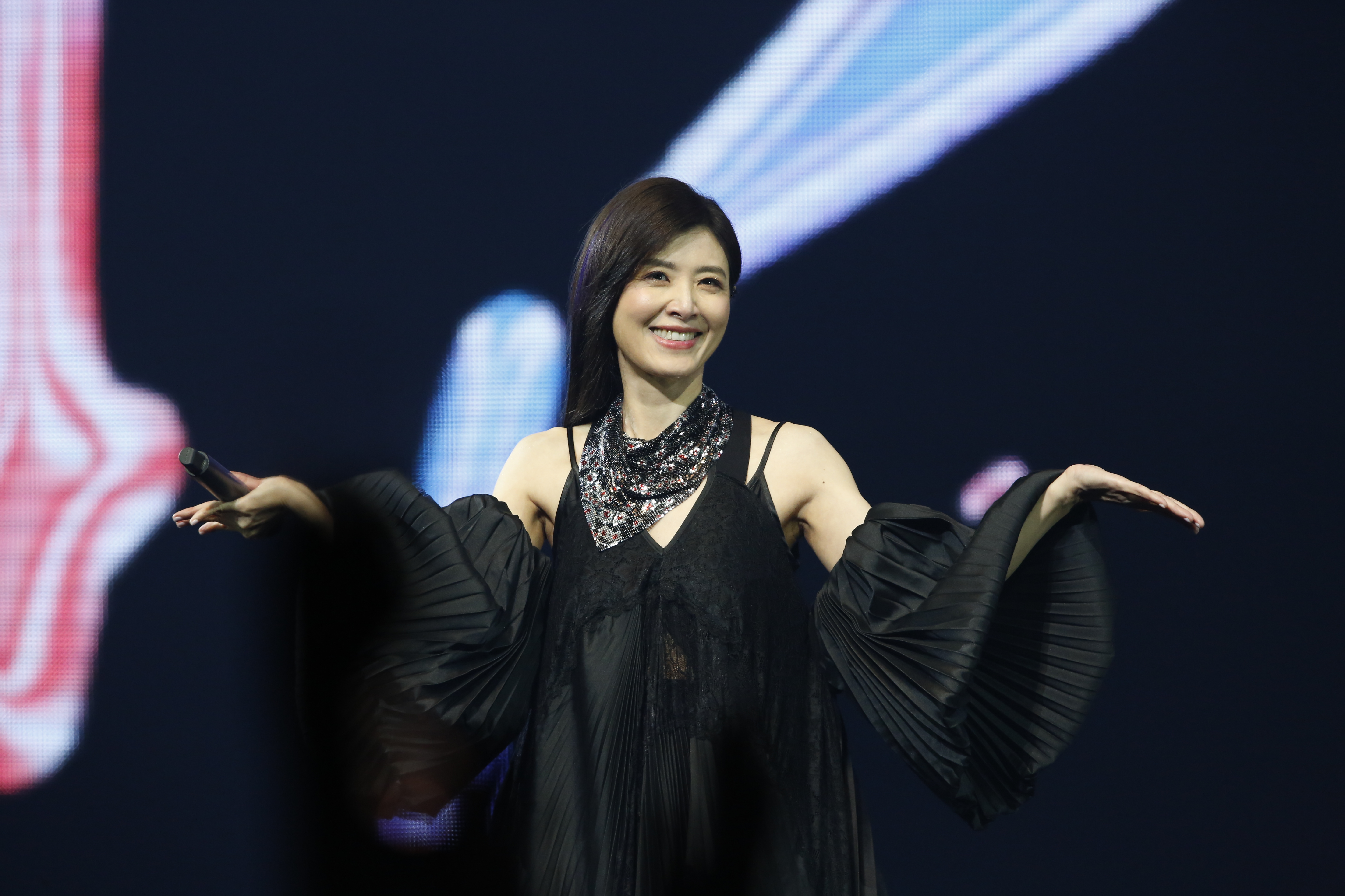 蘇慧倫舉辦個人演唱會，現場聚集5千名歌迷，她以一身黑色搖滾女伶裝開場。