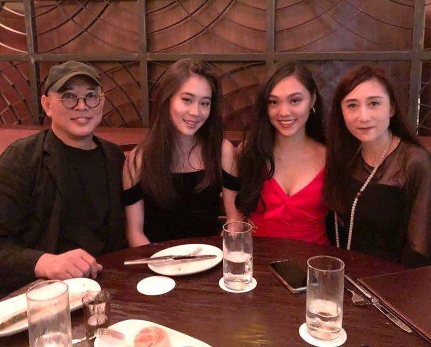 李連杰今年過57歲生日時,難得曬出全家福照,小女兒Jetta、大女兒Jane及妻子利智。(翻攝自李連杰IG)
