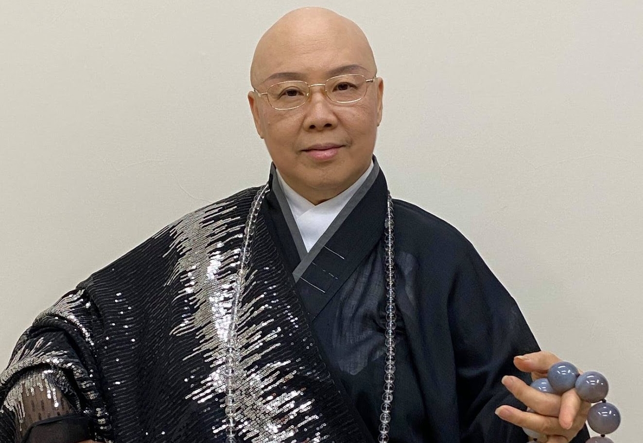 恆述法師日前高調宣布復出，上節目時提及弟弟張菲、費玉清與江蕙的三角戀緋聞。（翻攝自恆述法師臉書）