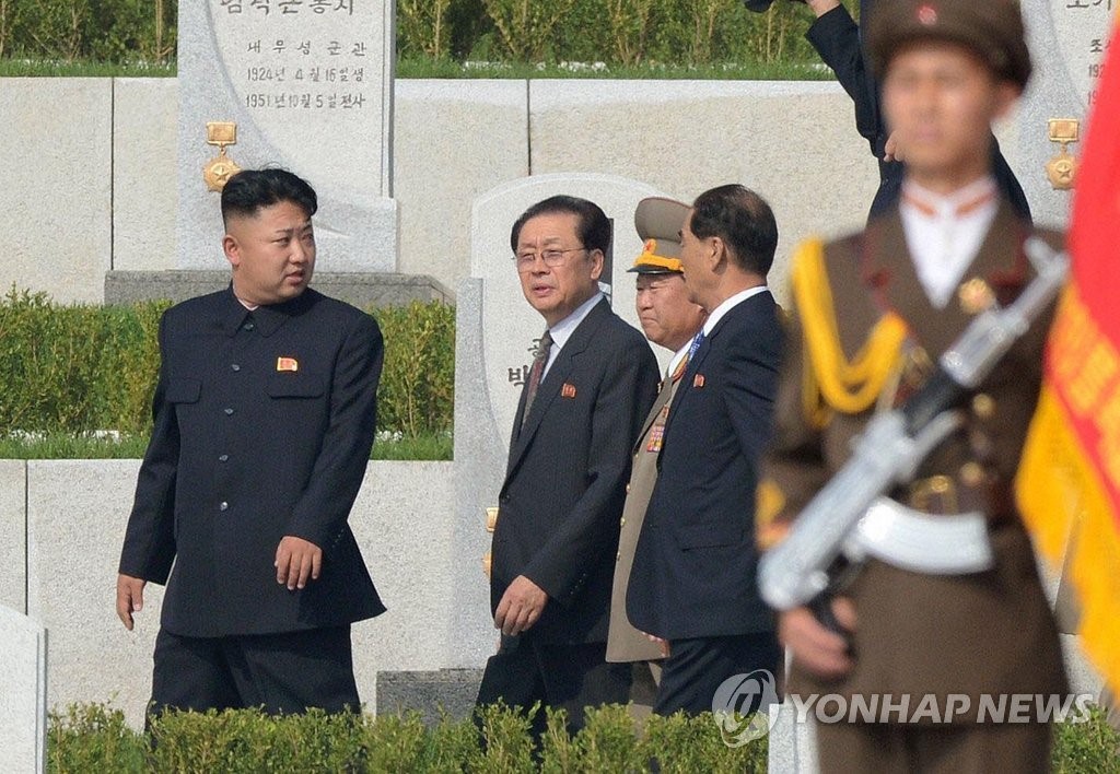 金正恩(左)的姑丈張成澤(左二)因顛覆國家陰謀罪於2013年年底遭處死,據傳他死前曾目睹親信遭炮決,嚇到當場尿失禁。(翻攝自韓聯社)