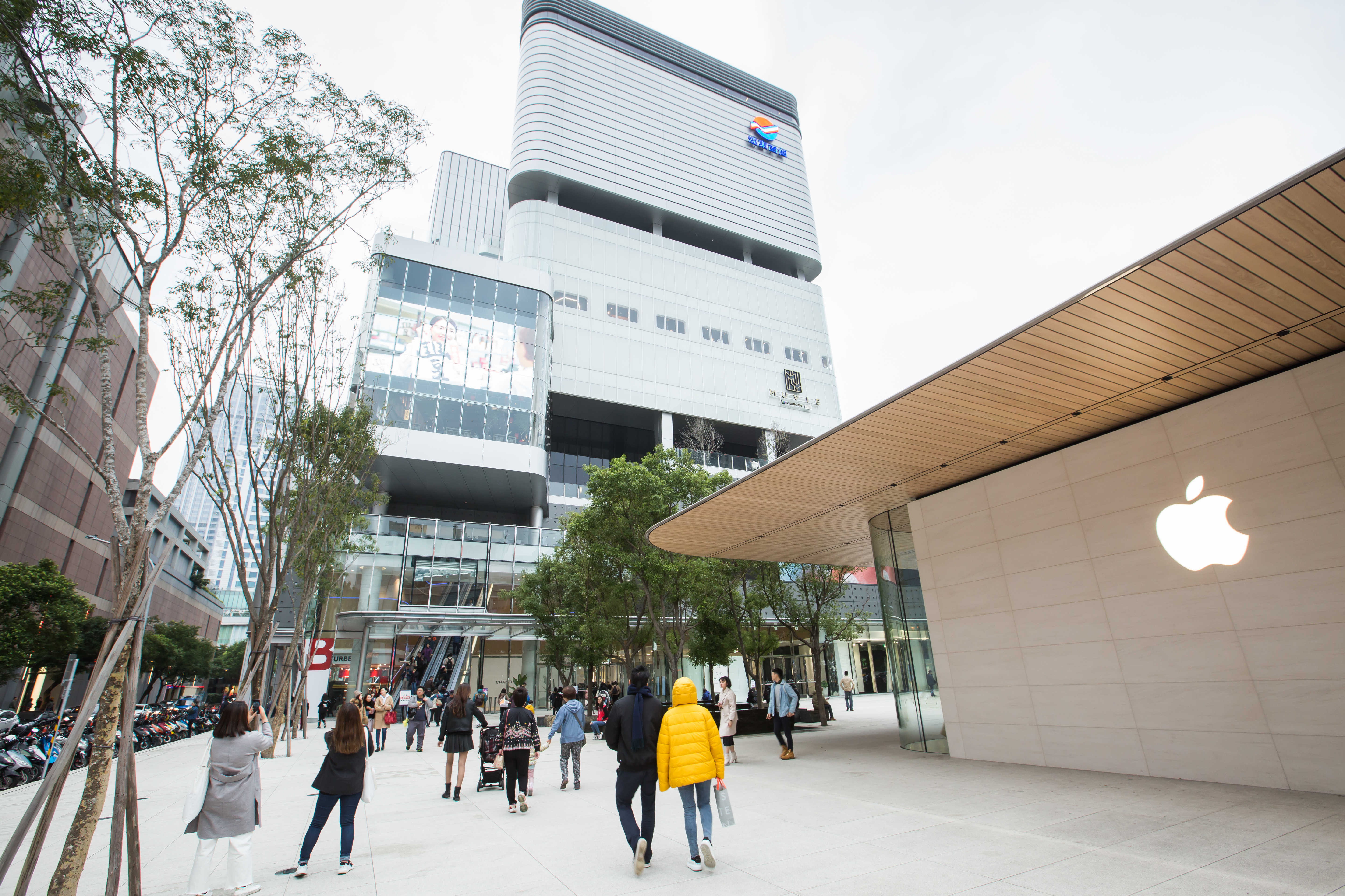 遠東百貨信義A13今（13）晚間發生停電，館方趕緊疏散民眾，也聯絡警消出動協助。（本刊資料照）