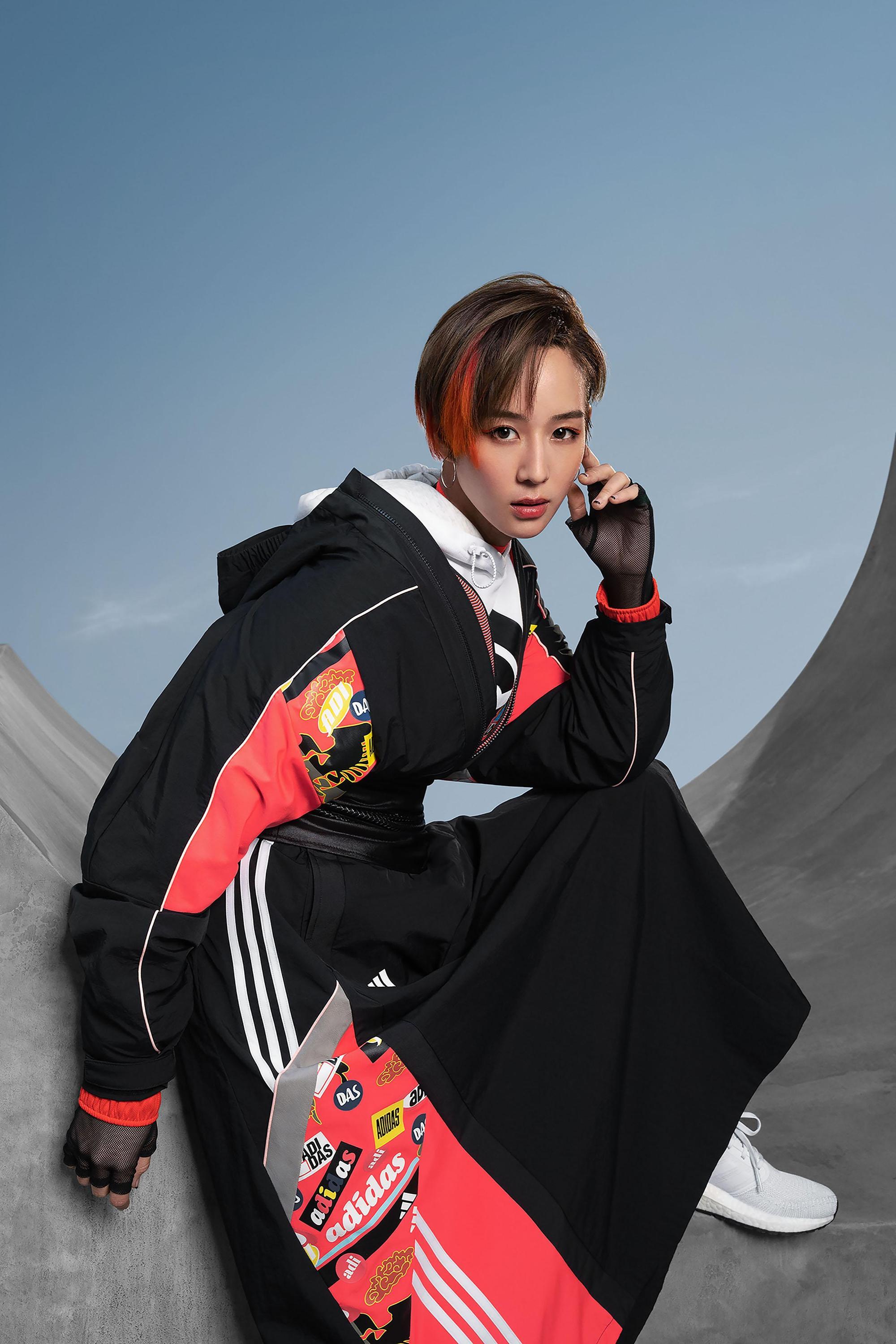 張鈞甯以黑粉撞色相接的Outer Jacket風衣外套搭配同款傘狀長裙，展現率性街頭氣場。風衣外套NT$3,690、運動長裙NT$2,690（adidas提供）