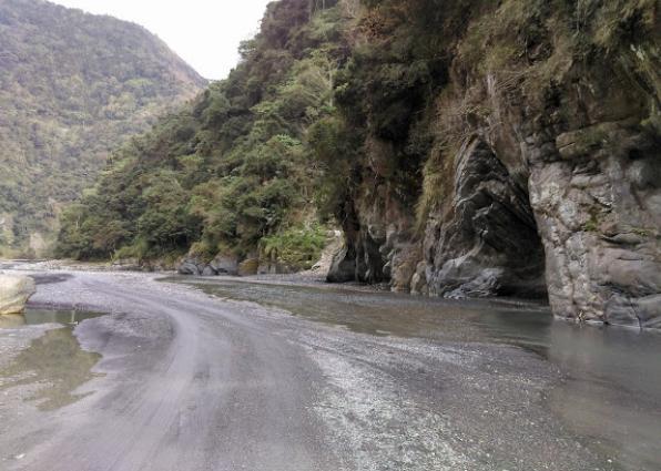 栗栖溪昨日凌晨因上游水庫閘門異常開啟以致溪水暴漲，沖走躲避不及的露營客；示意圖，圖為一線天露營地附近。（翻攝自Google Map）